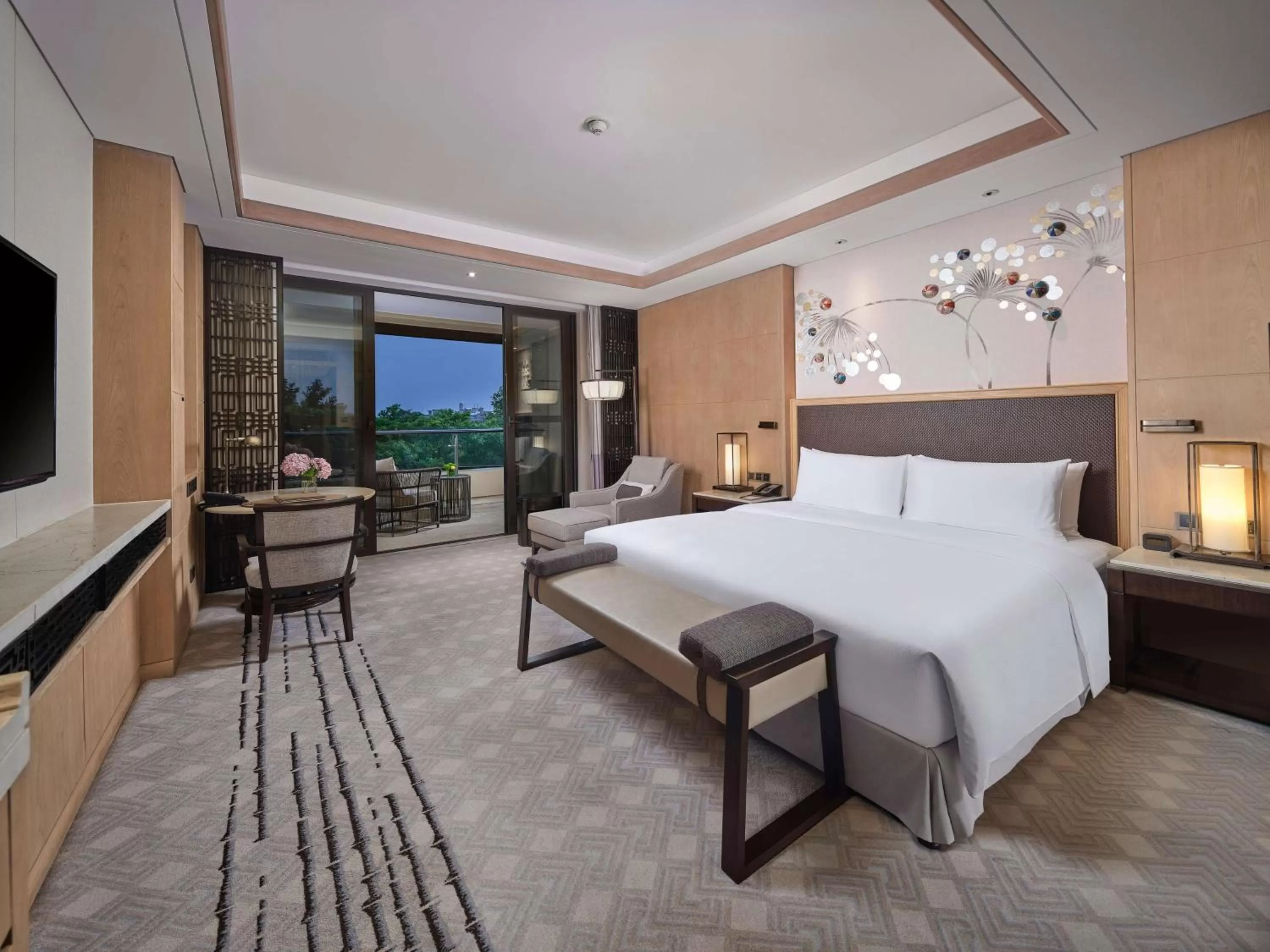 Deluxe King Room in Hilton Dali Resort & Spa