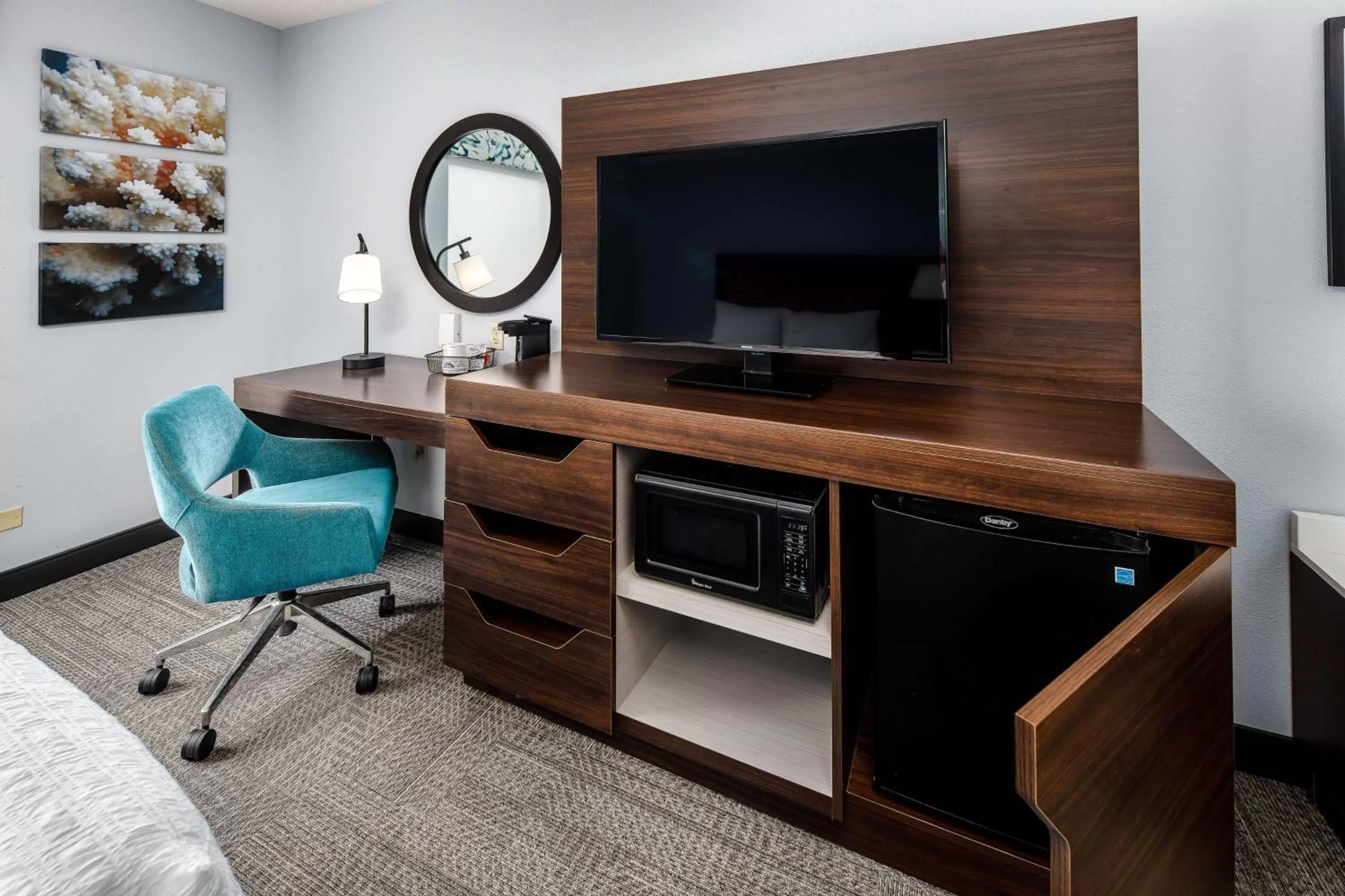 Bedroom, Bed in Hampton Inn & Suites Navarre