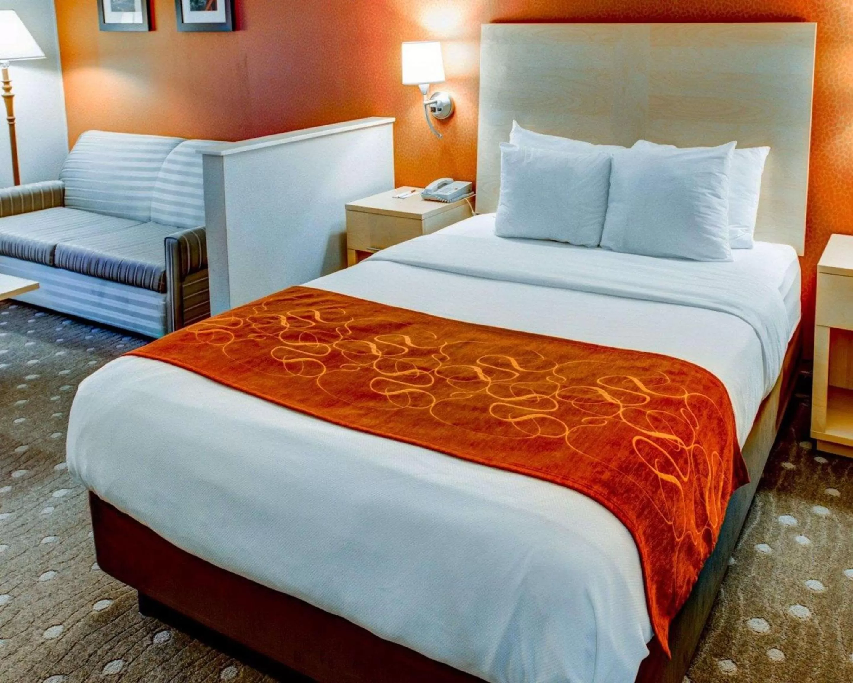 Bedroom, Bed in Comfort Suites Pittsburgh Airport