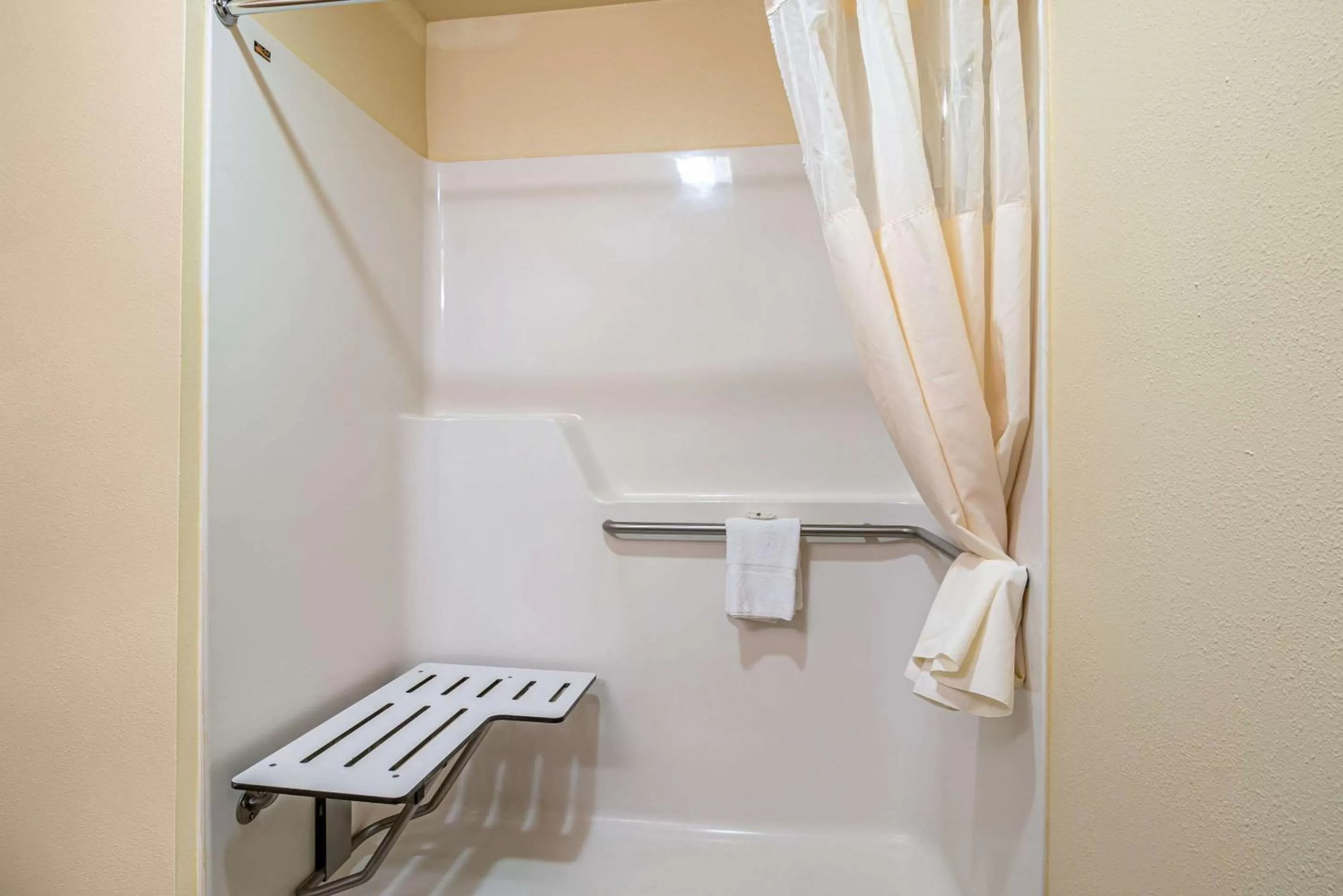 King Room - Accessible/Non-Smoking in Quality Inn Bend North