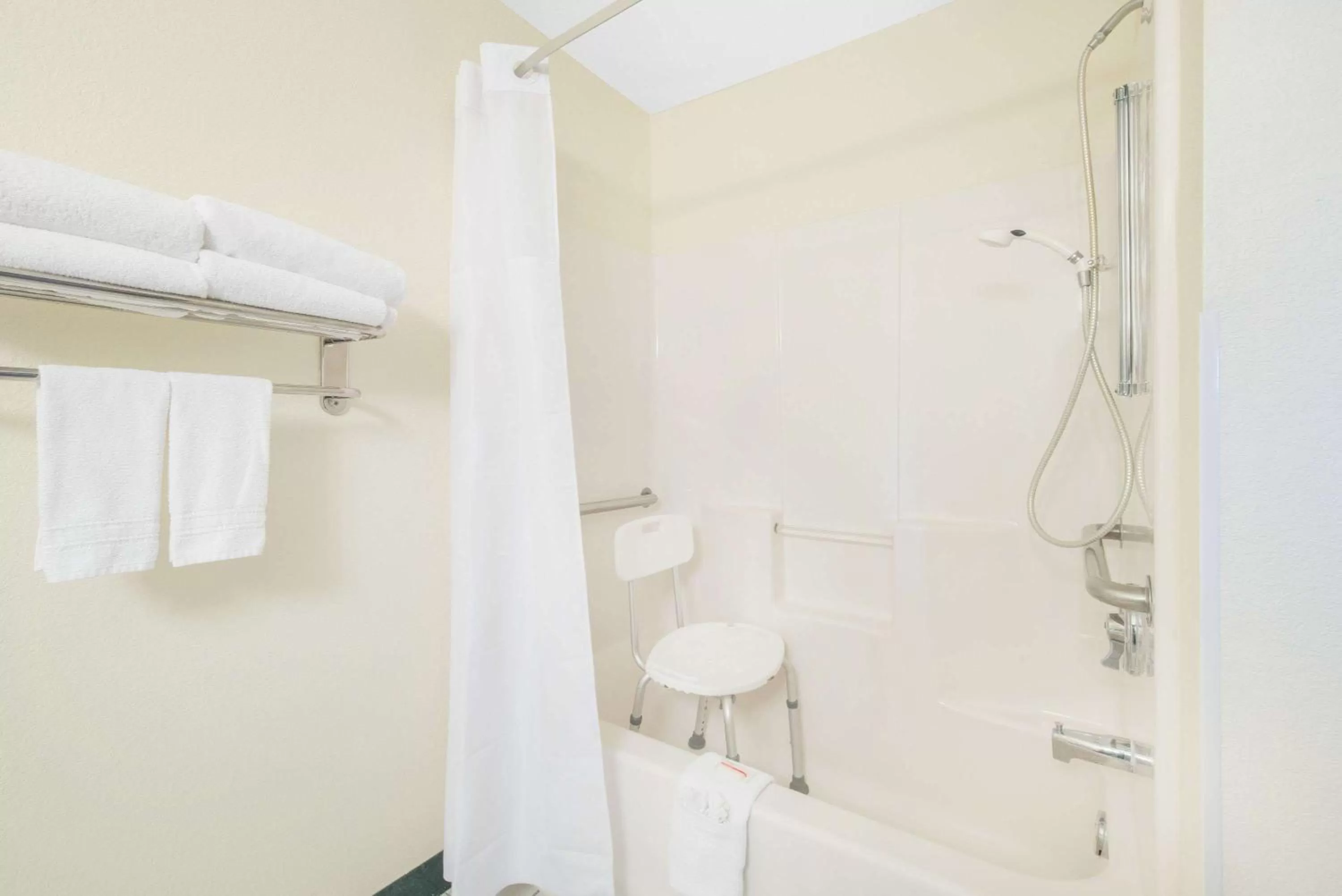 Queen Room - Disability Access - Non-Smoking in Days Inn & Suites by Wyndham Fargo 19th Ave/Airport Dome