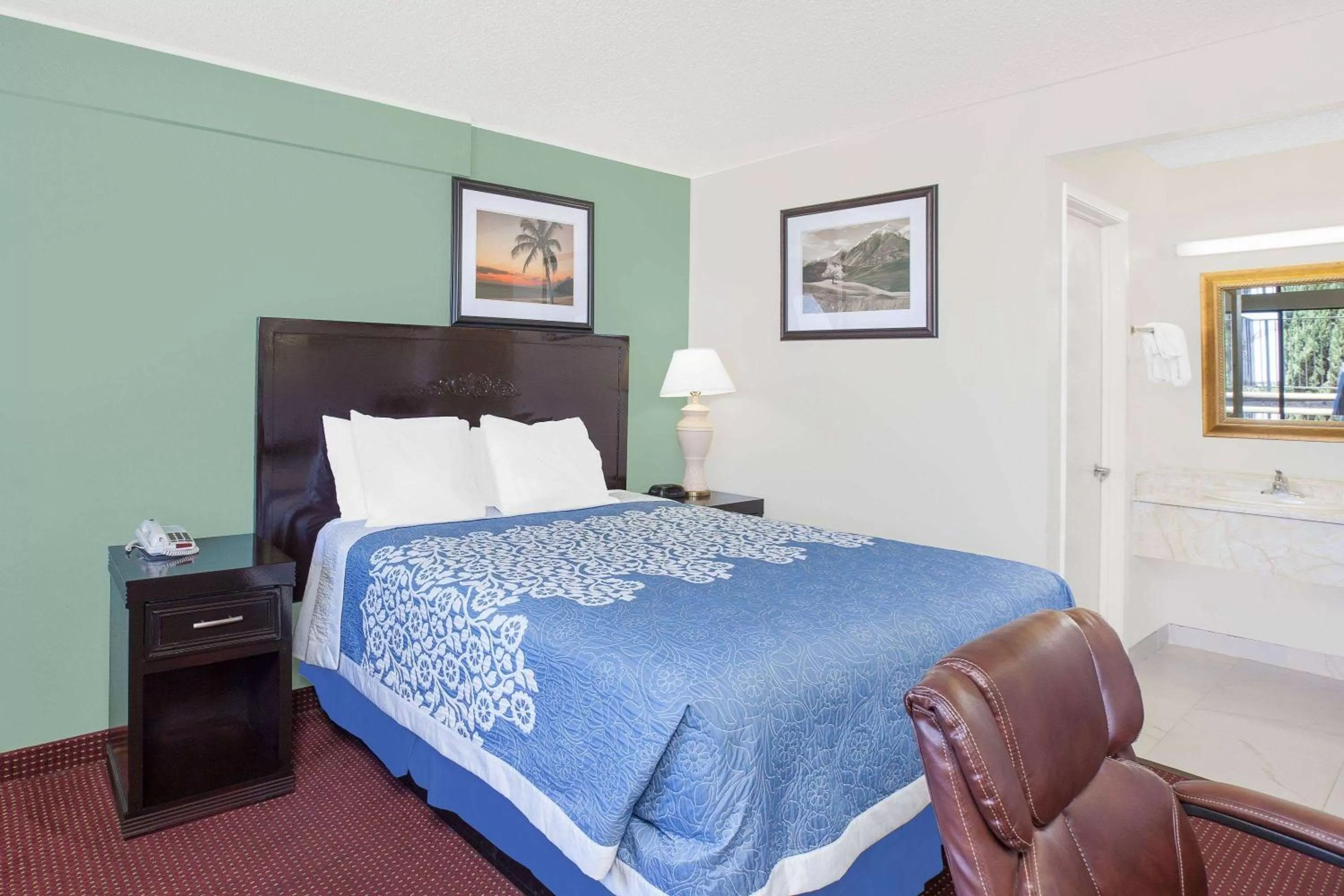 Queen Room - Accessible/Non-Smoking in Days Inn by Wyndham Lost Hills