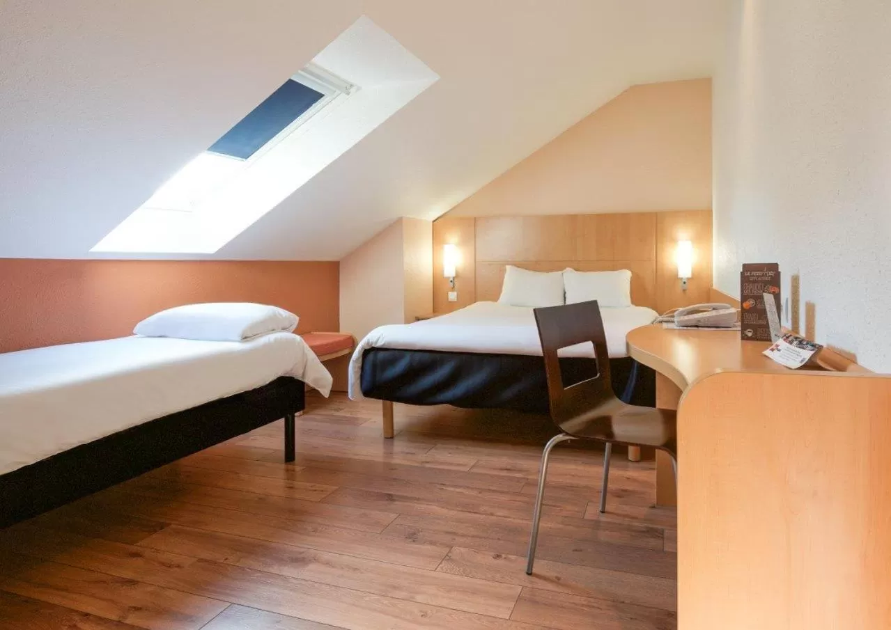 Triple Room with One Double and Single Bed or Three Single Beds in ibis Brussels Waterloo