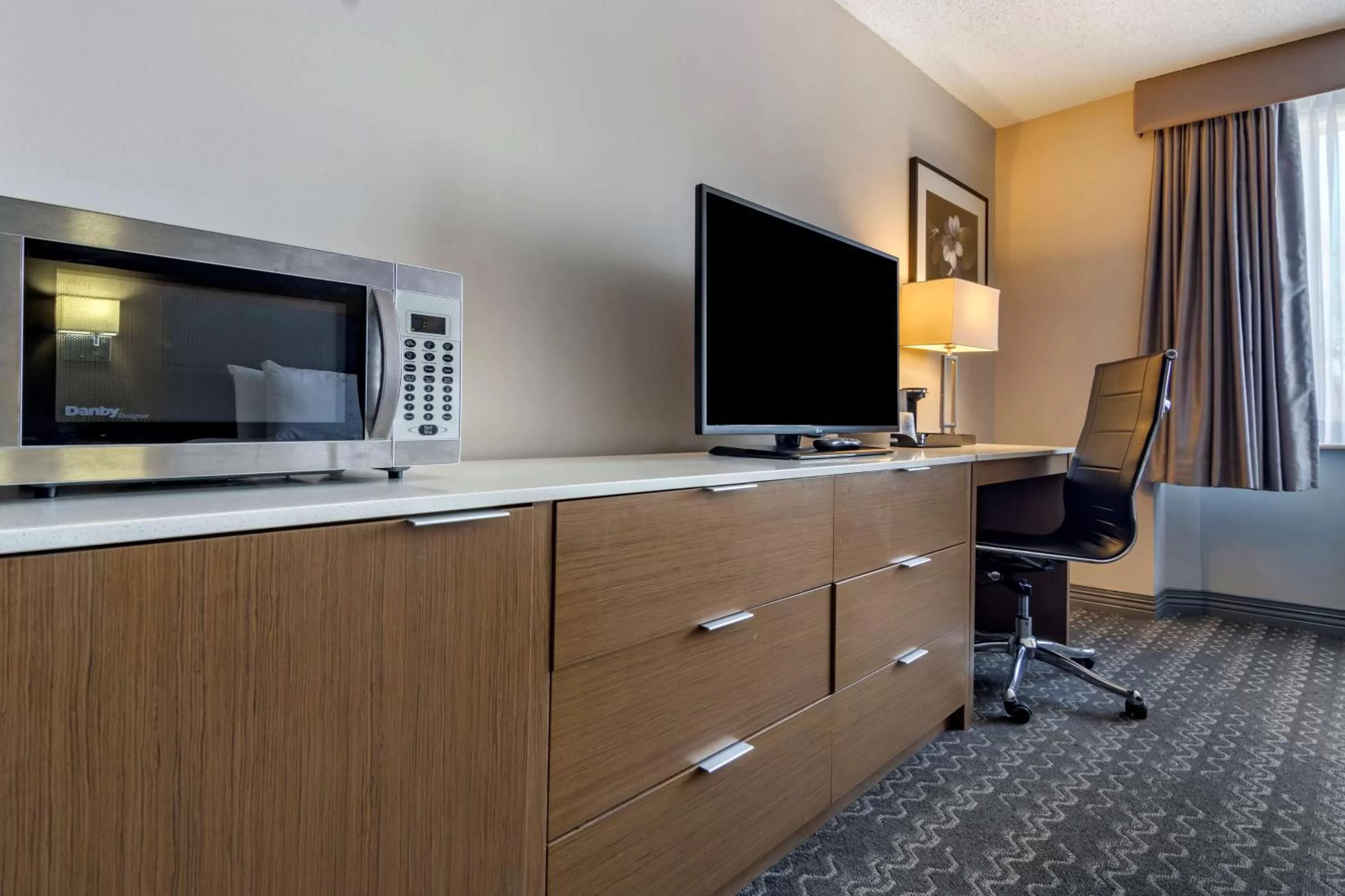 Executive King Room with Bath Tub - Disability Access in Best Western Plus Vancouver Airport Hotel
