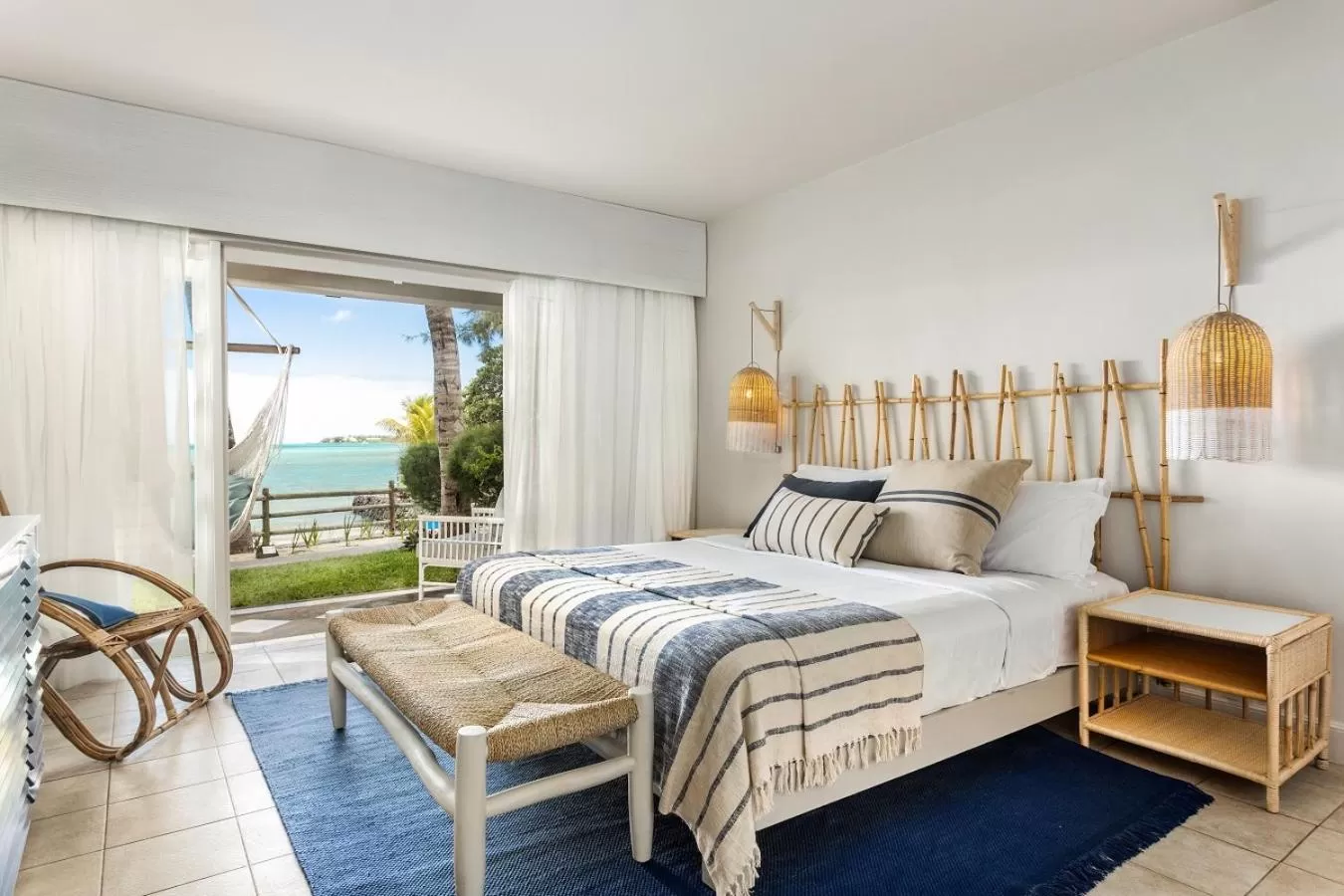 Couple Seafront in Lagoon Attitude (Adults Only)