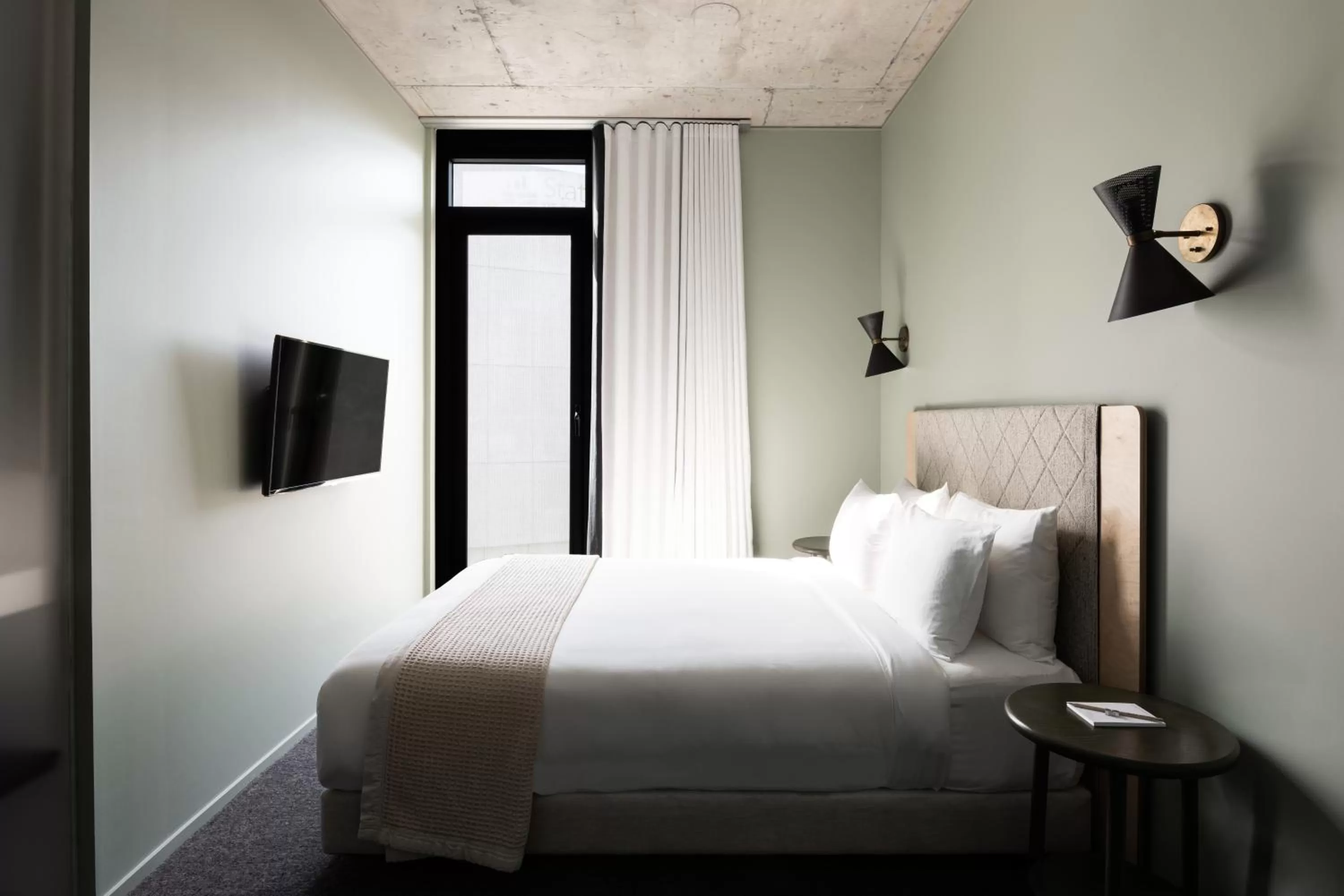 Queen Room in Alex Hotel