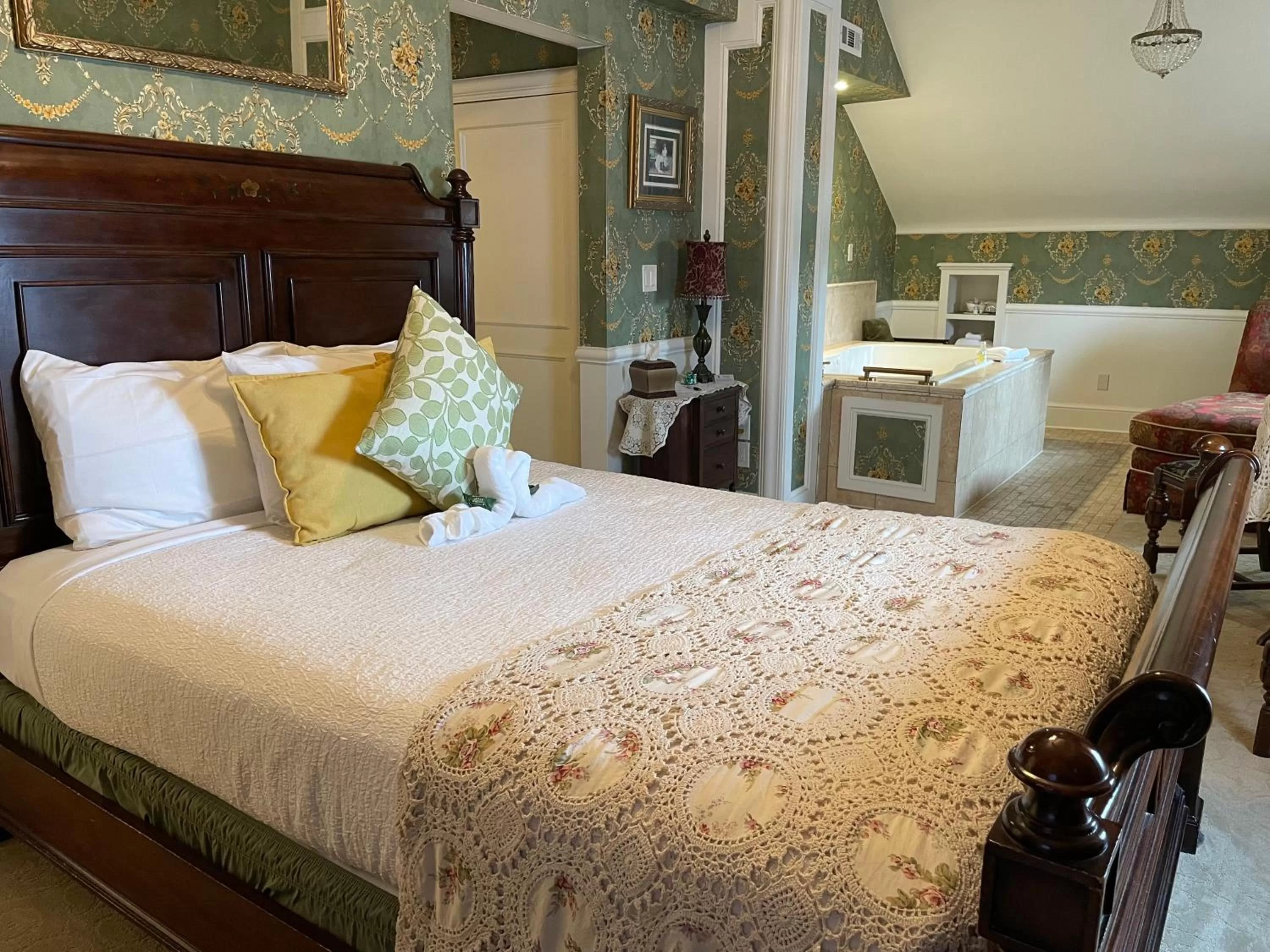 Queen Room with Spa Bath - single occupancy in Heber Senator Bed and Breakfast