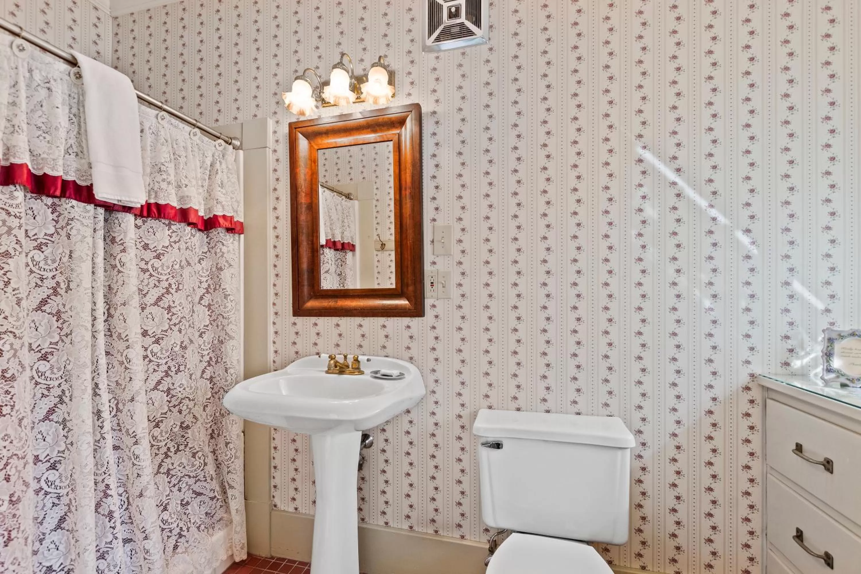 Family Room with Bathroom in South Shire