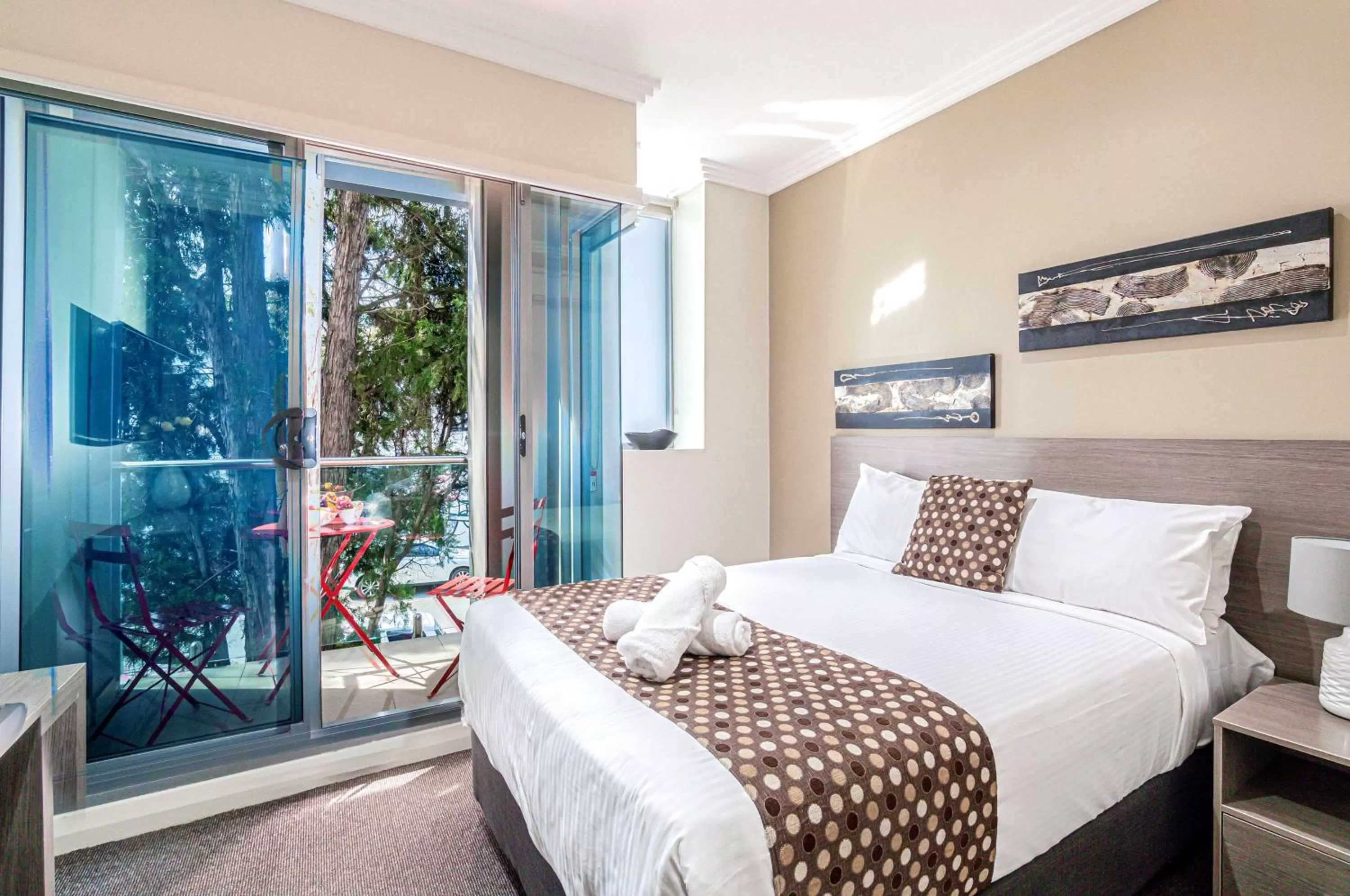 Deluxe Double Room with Kitchenette and Balcony in Best Western Plus Camperdown Suites