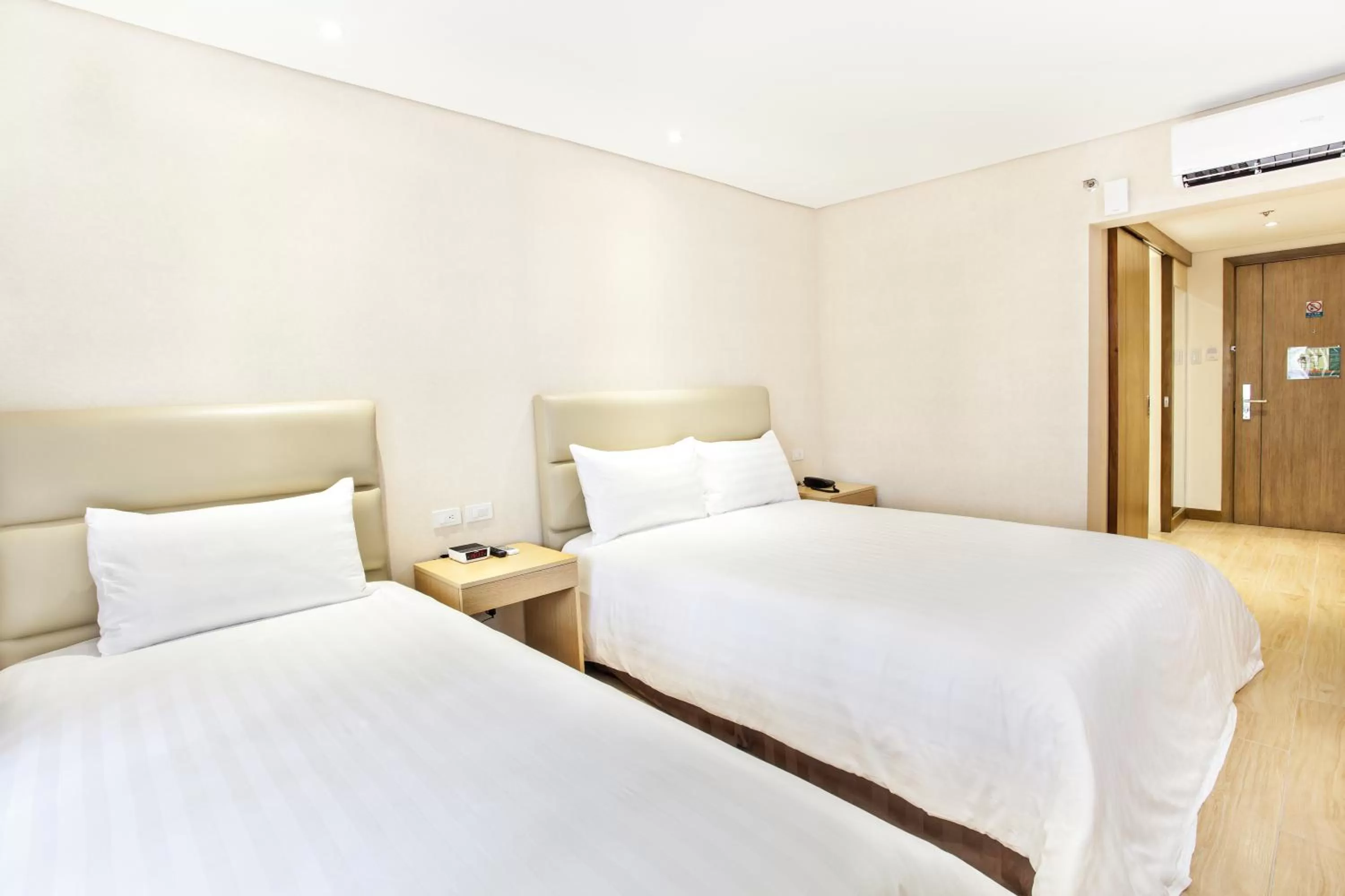 Business Twin Room in Jinjiang Inn - Ortigas