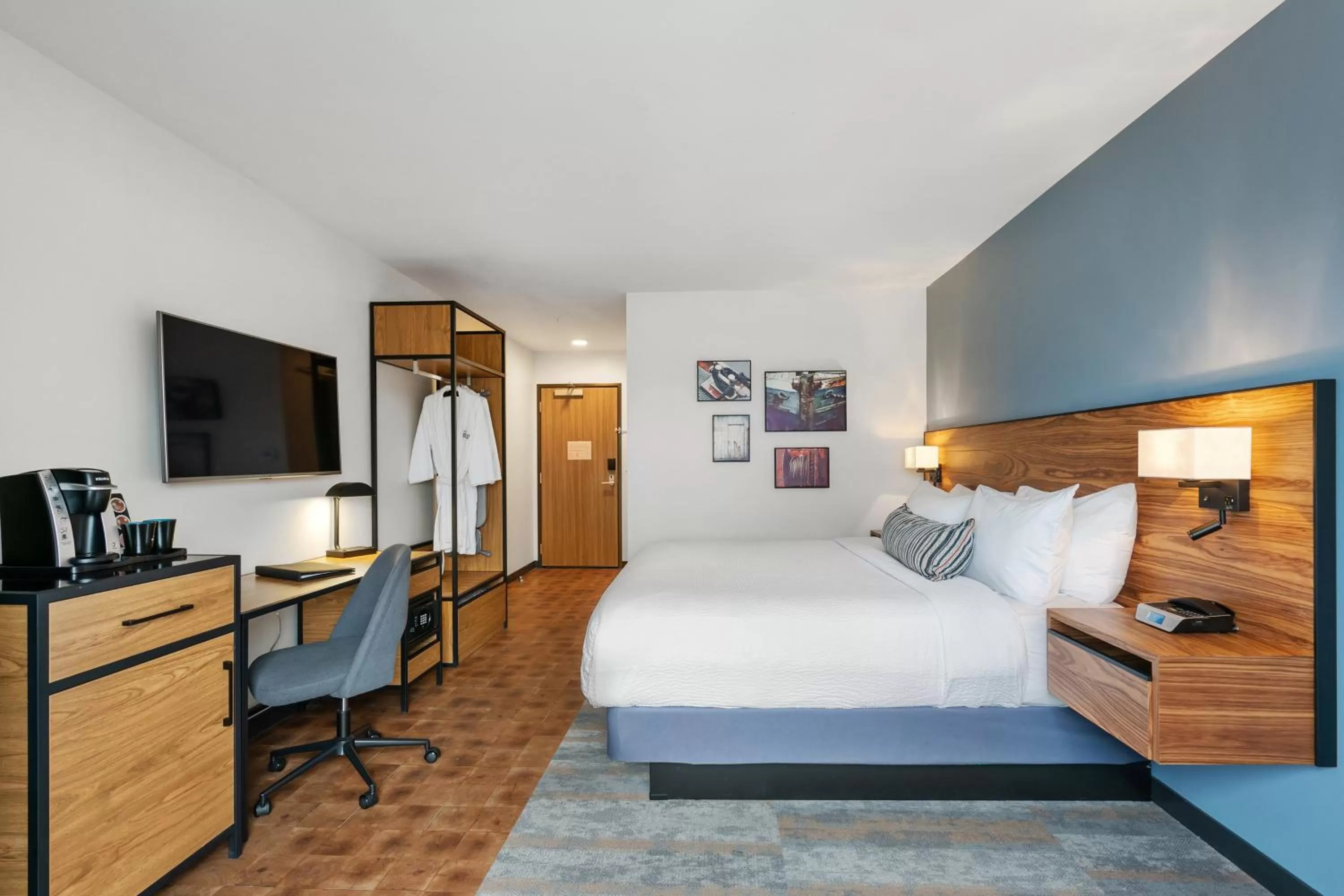 Standard King Room in Hotel Indigo Seattle Everett Waterfront Place by IHG