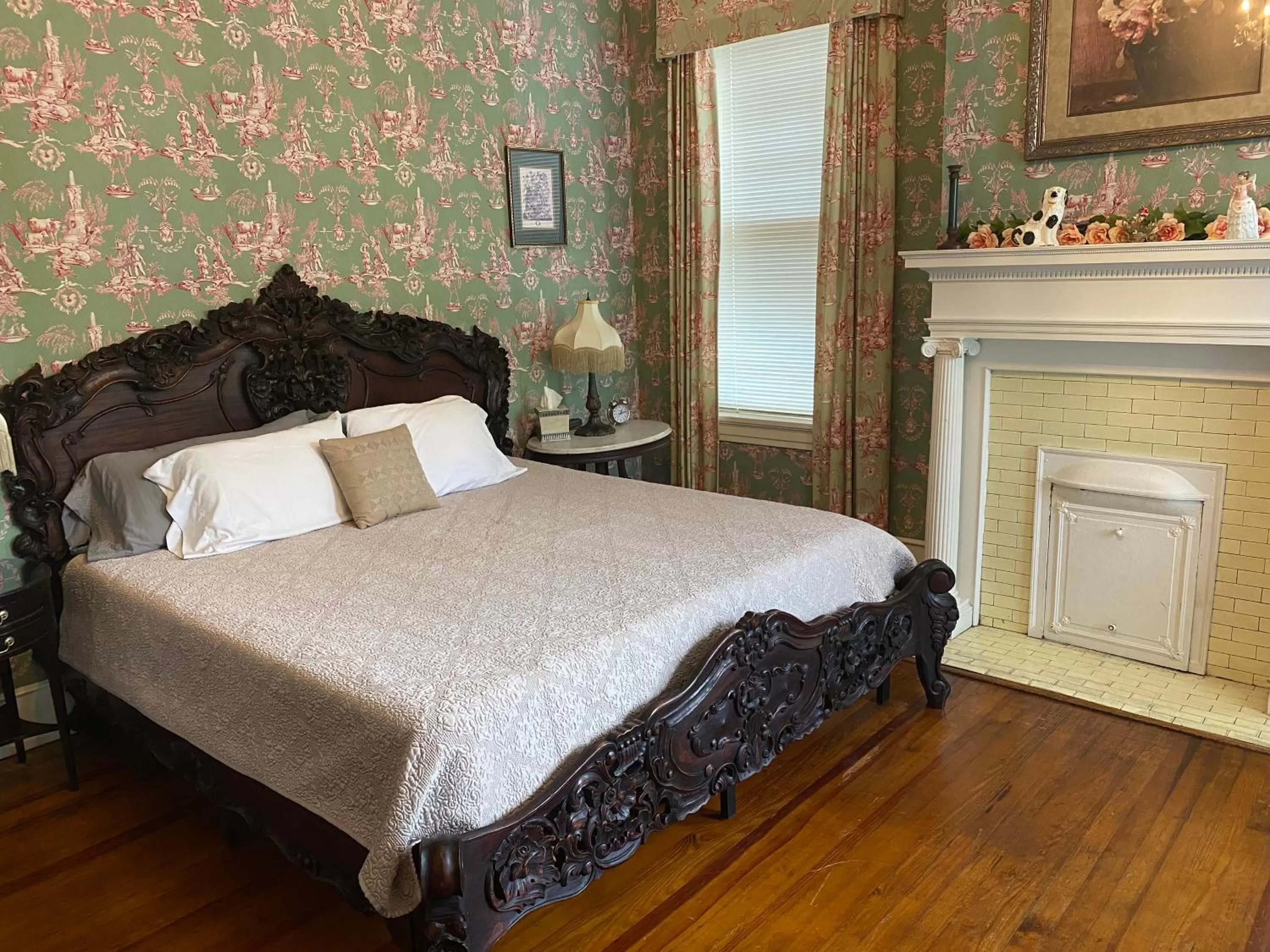 King Room with Balcony in 1912 Bed and Breakfast