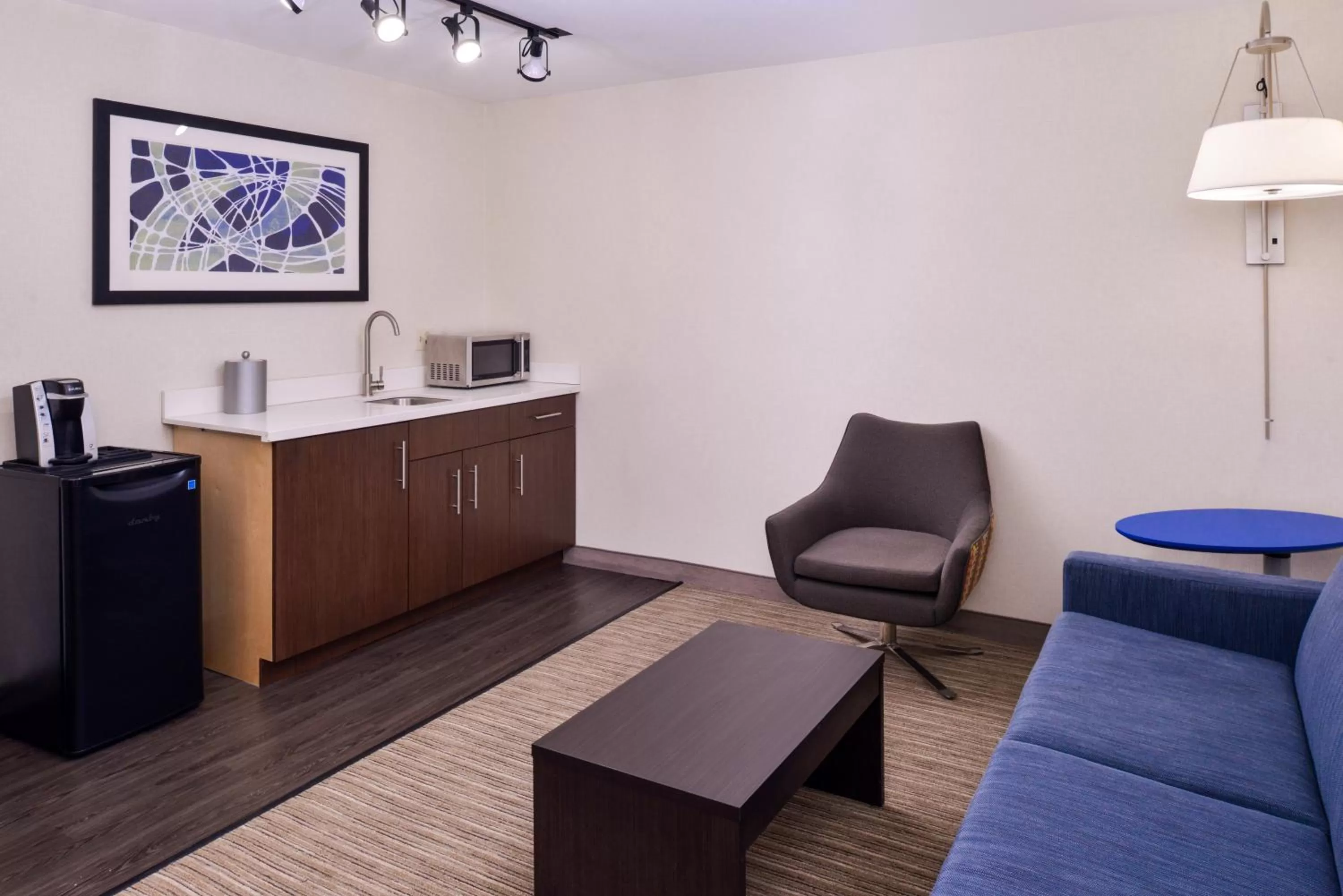 Queen Suite in Holiday Inn Express Hotel & Suites Southfield - Detroit by IHG