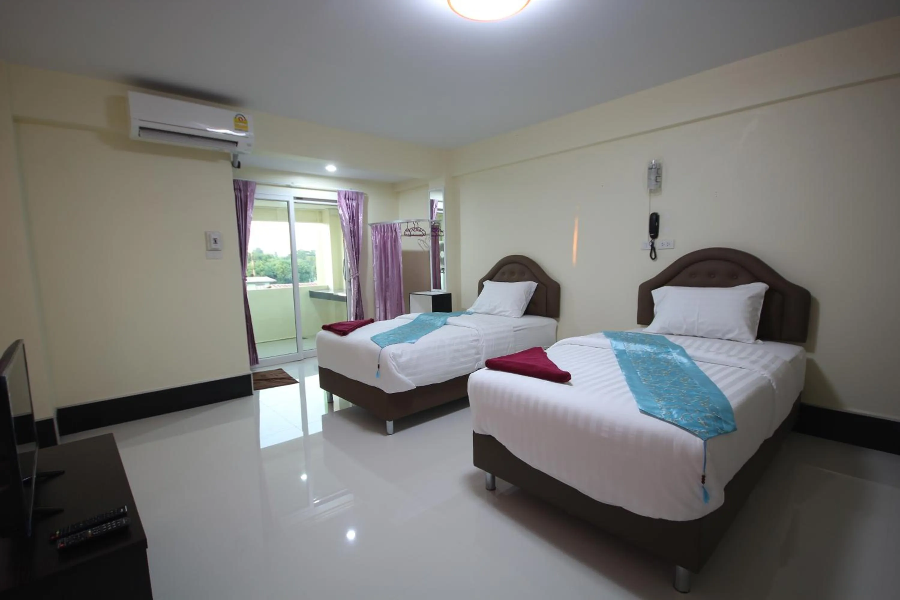 Standard Twin Room with Sofa in Windsor Resort