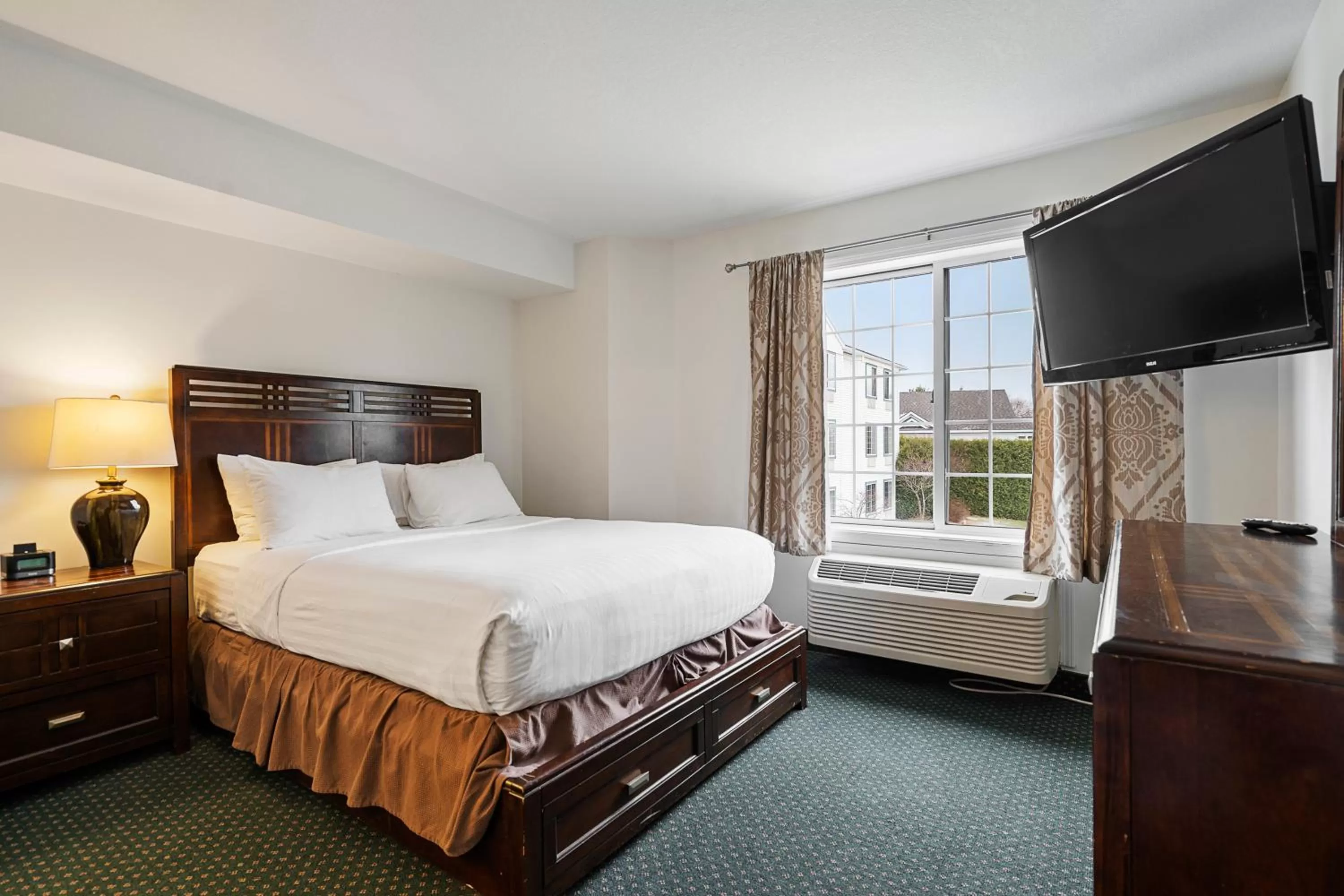 Queen Room with Courtyard View and Shower - Non-Smoking in Charlevoix Inn & Suites SureStay Collection by Best Western