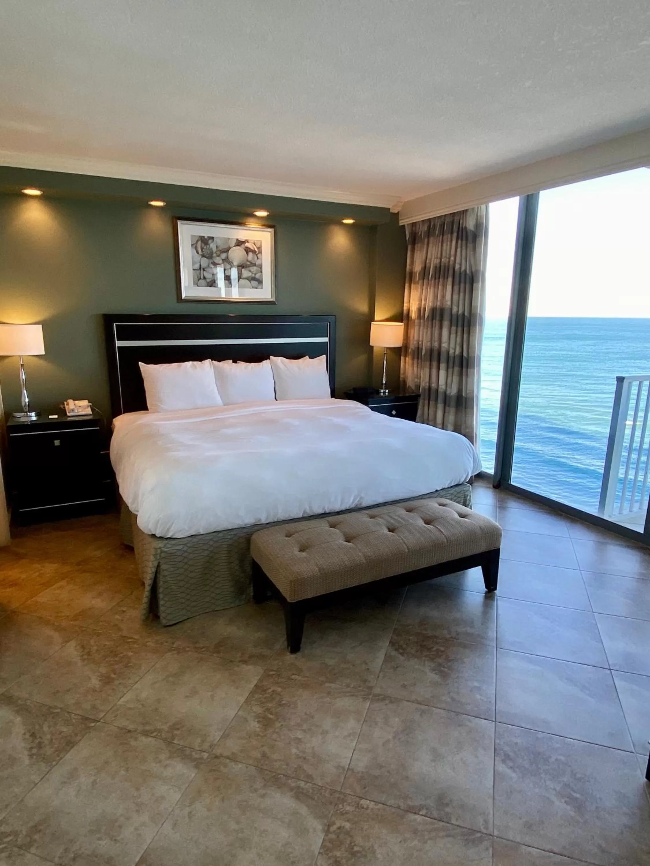 Oceanfront Premium King Suite with Balcony - High Floor in Radisson Suite Hotel Oceanfront