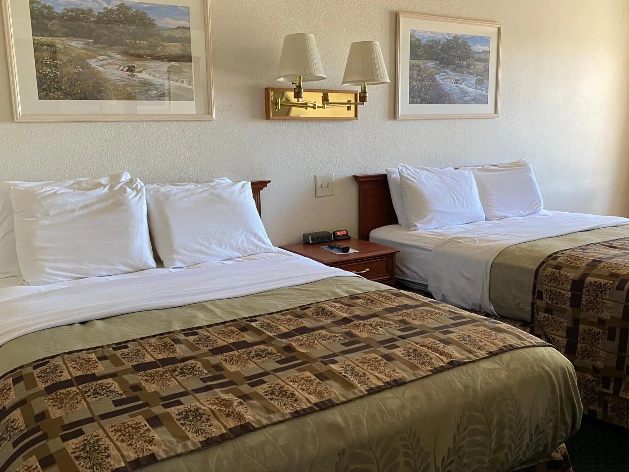 Queen Room with Two Queen Beds - Non-Smoking in National 9 Inn Price