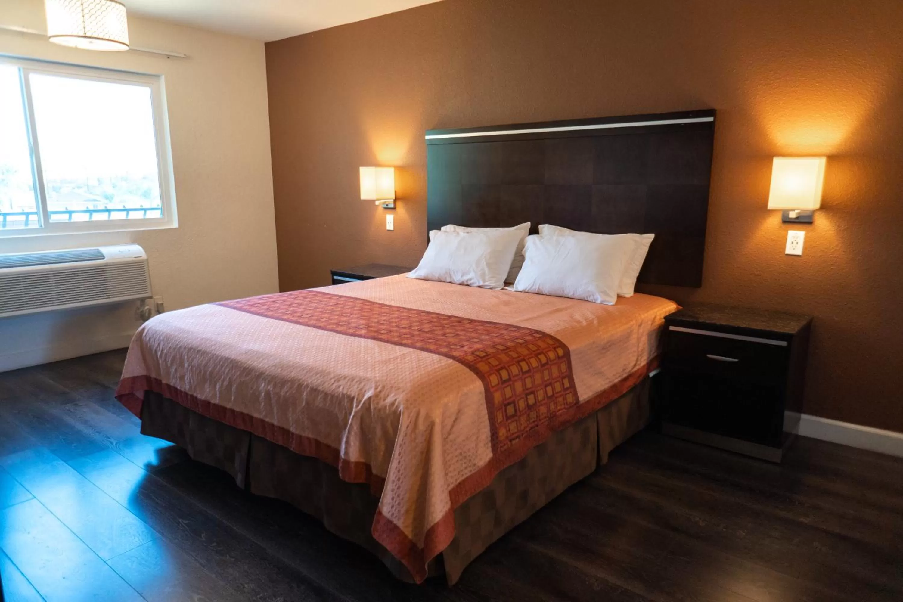 Deluxe King Room in Maywood Inn