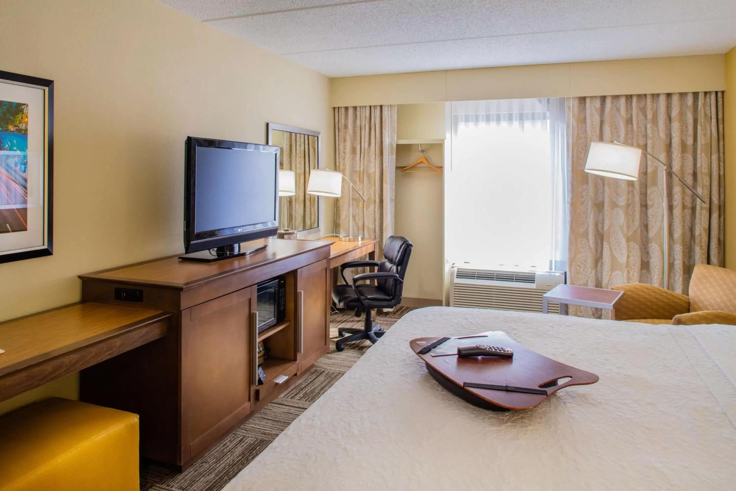 King Room with Bath Tub - Disability Access - Non-Smoking in Hampton Inn Atlanta-Northlake