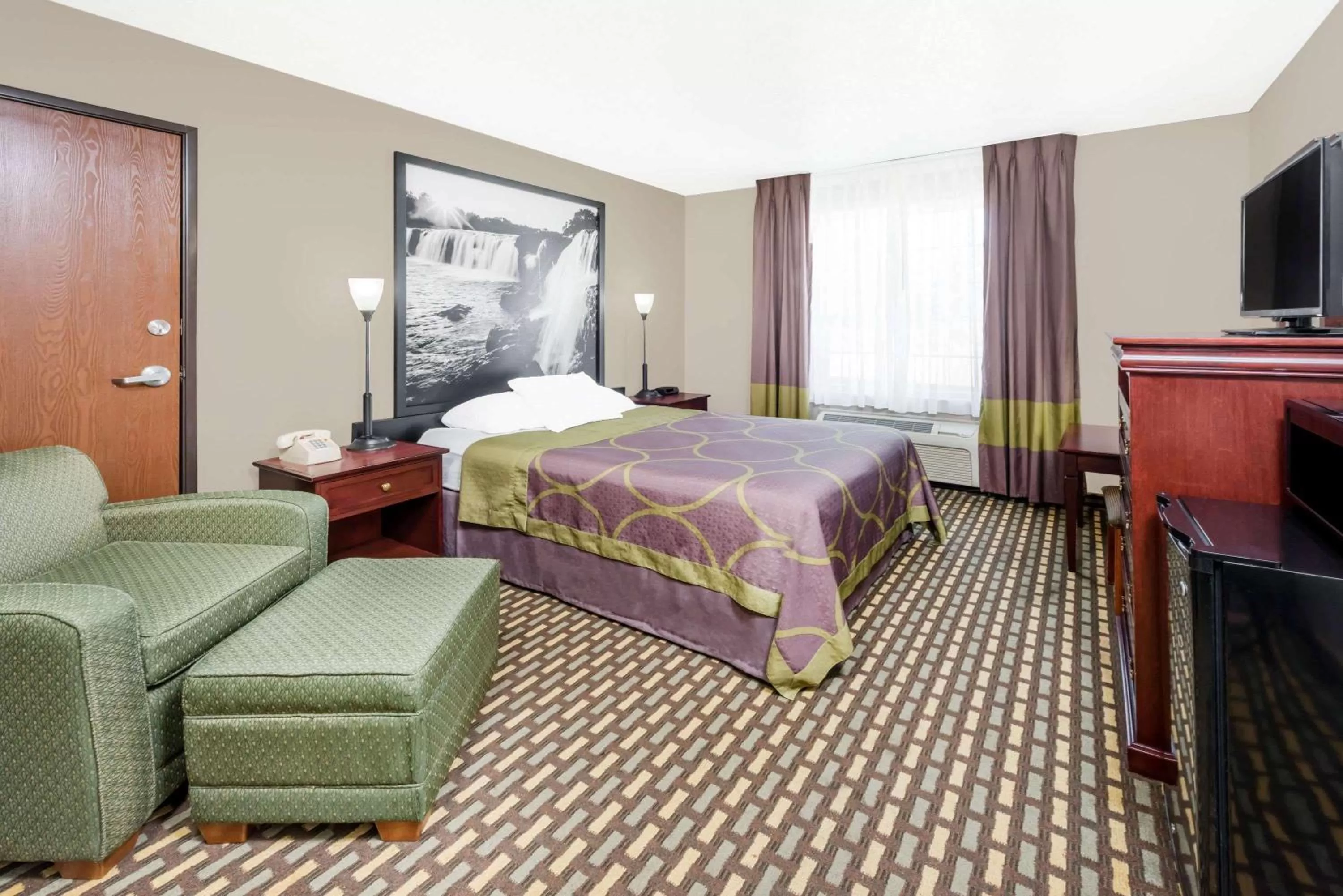 Queen Room - Non-Smoking in Super 8 by Wyndham Bolivar