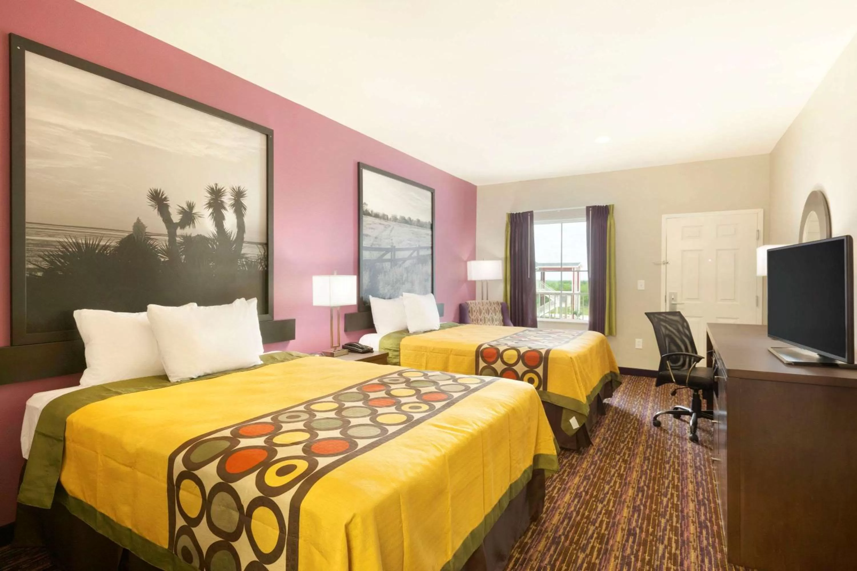 Deluxe Queen Studio - Non-Smoking in Super 8 by Wyndham Carrizo Springs