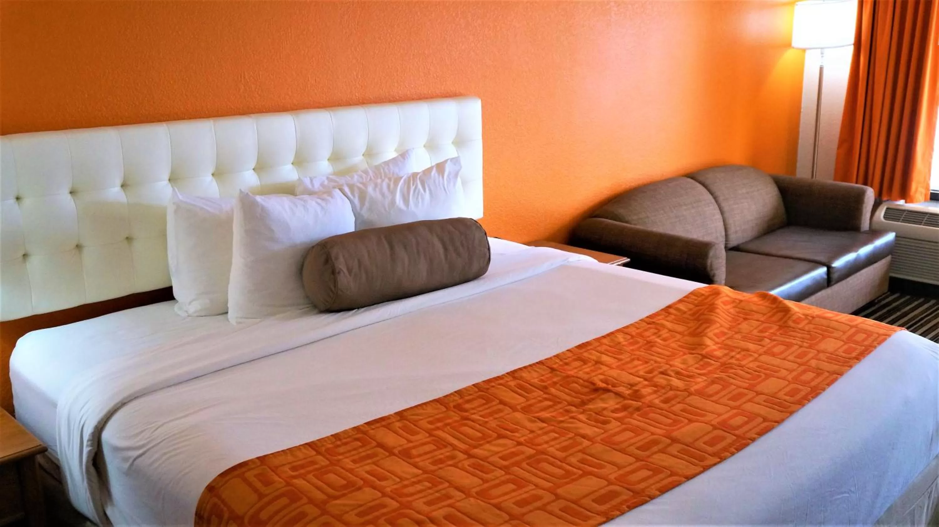 Deluxe King Room -Smoking in Howard Johnson by Wyndham Greensboro Near the Coliseum