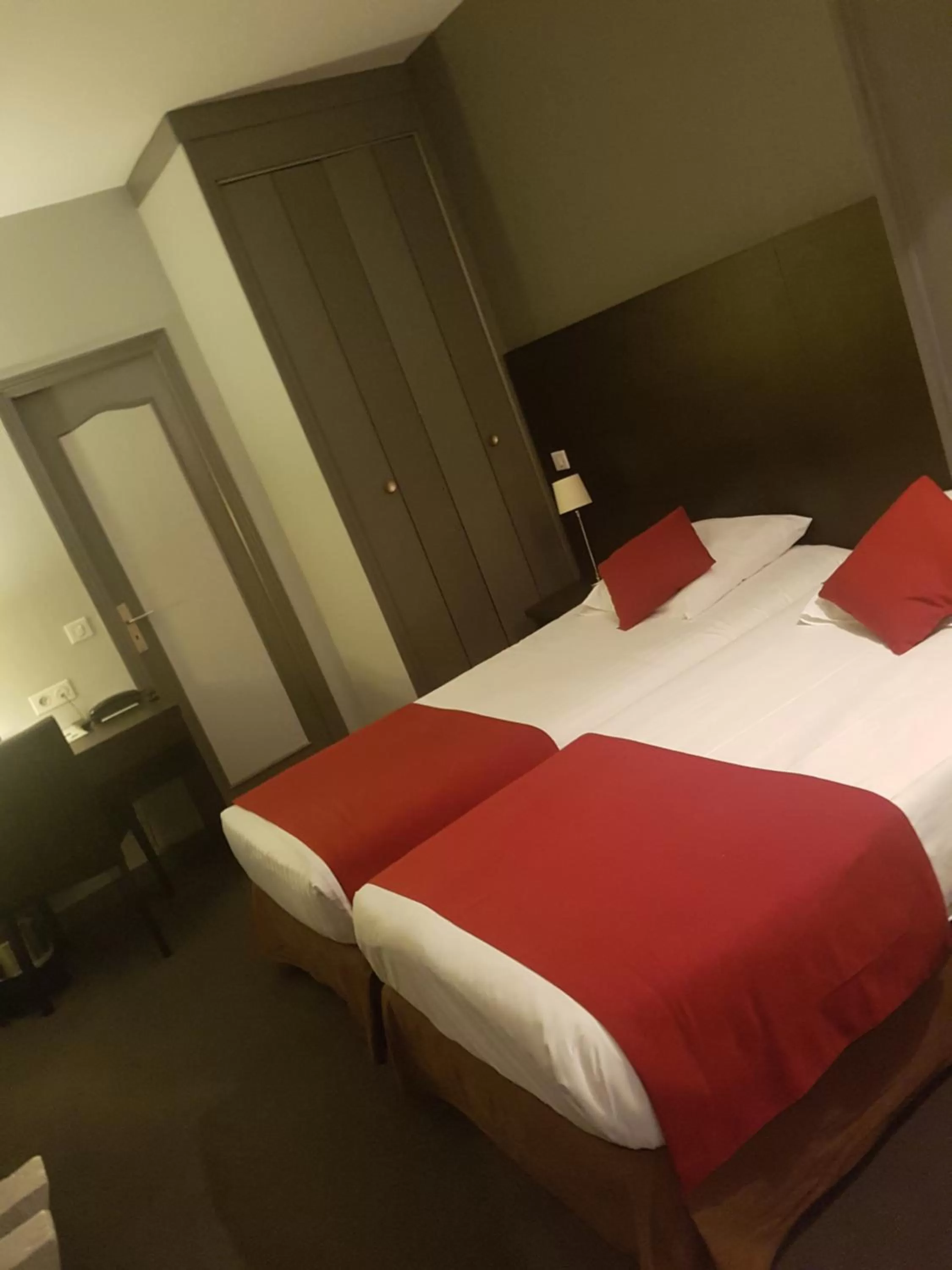 Twin Room in Logis - Hôtel du Nord et Restaurant La Table d'Elisa