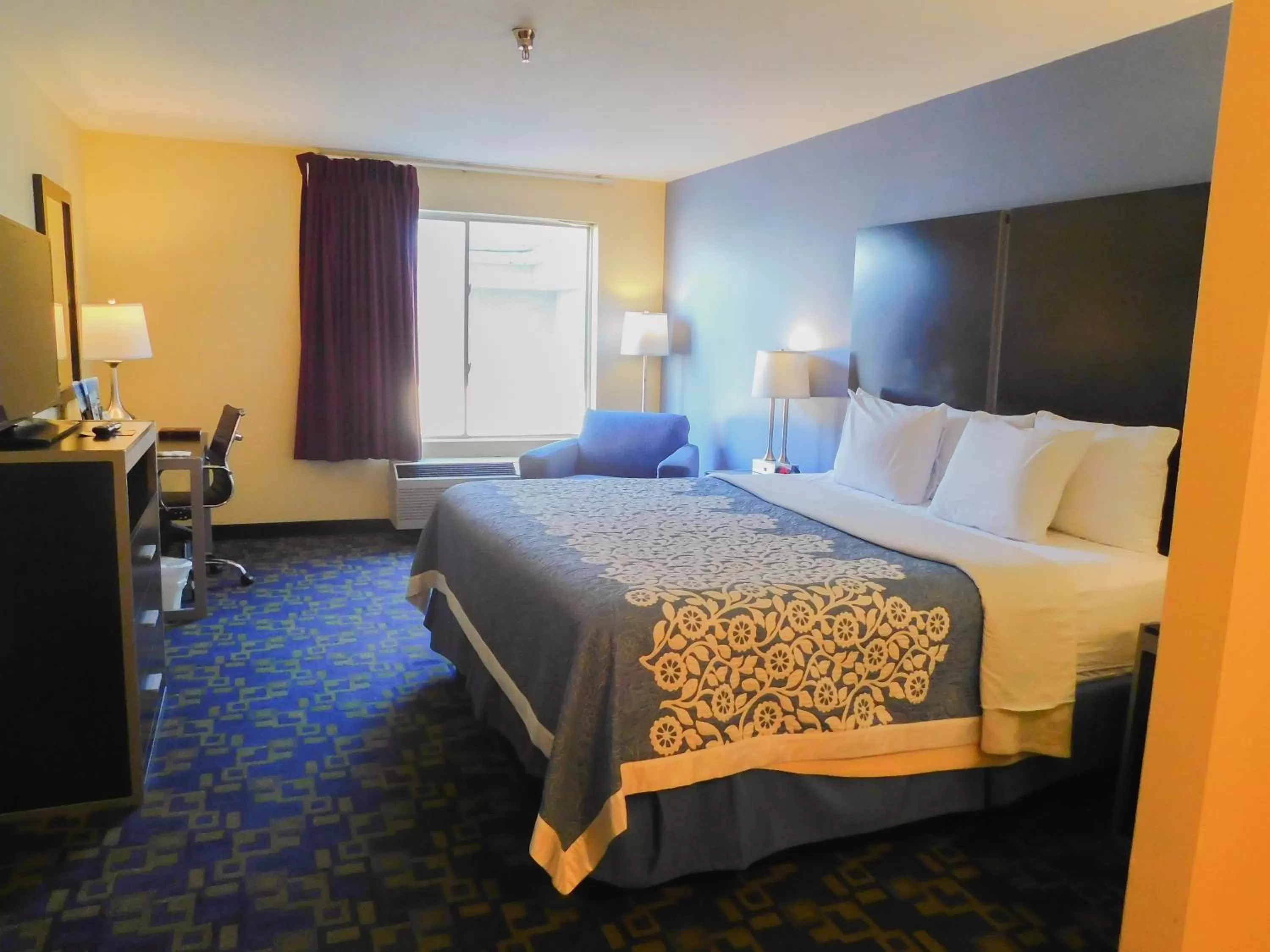 Deluxe King Suite - Non-Smoking in Days Inn & Suites by Wyndham Pocahontas