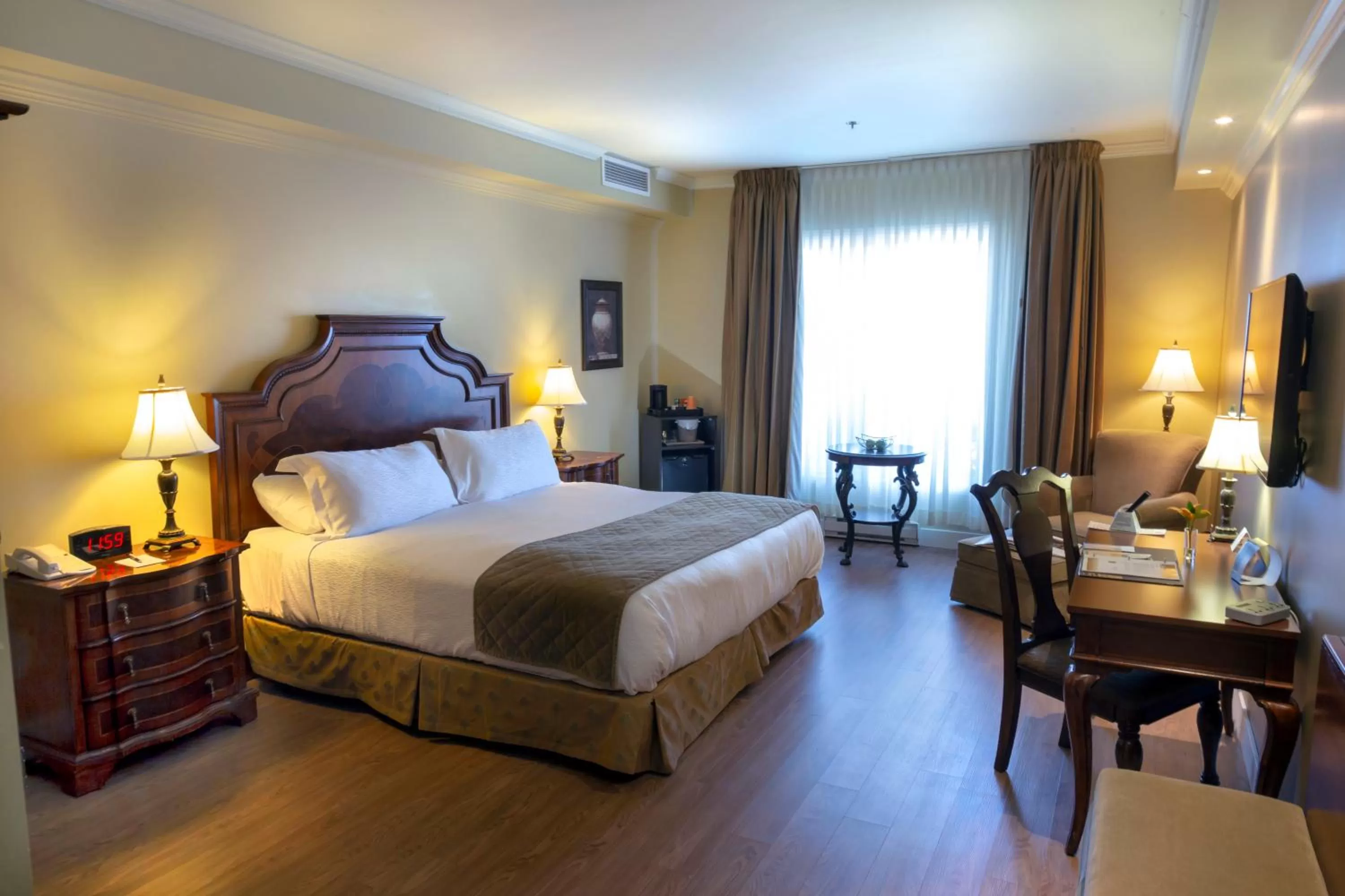 King Room in Hotel Brossard