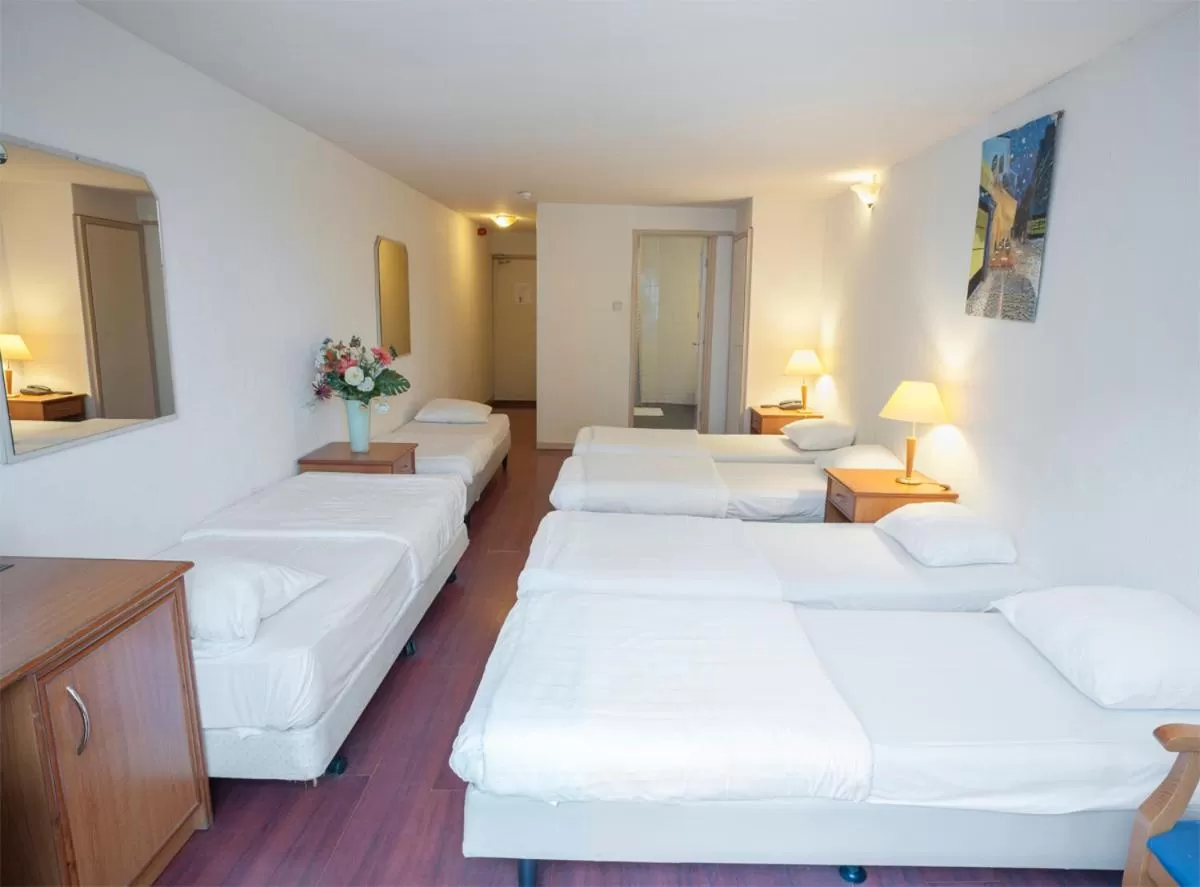 Six-Person Room in Delta Hotel City Center