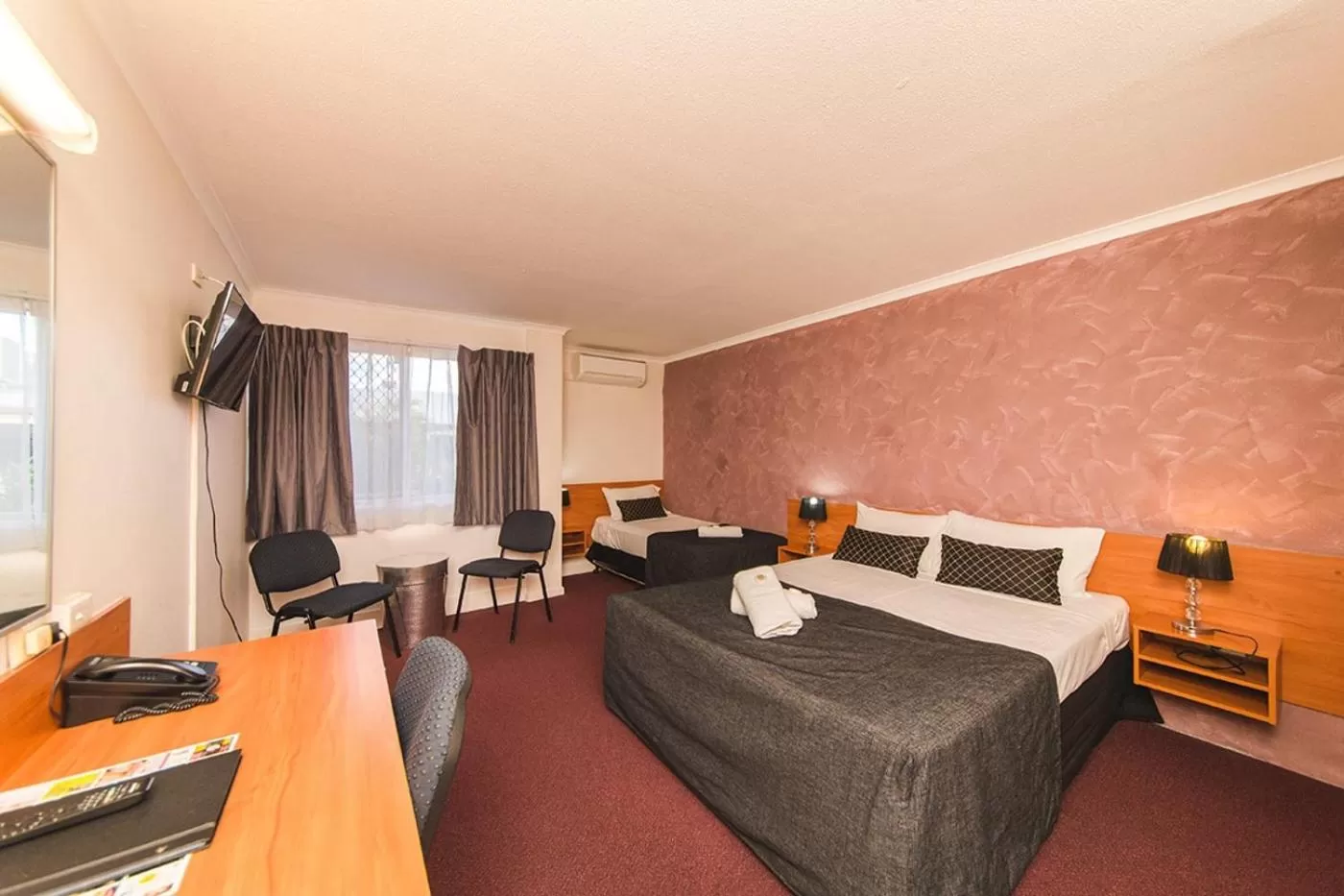 Deluxe Family Suite in Hampton Villa Motel