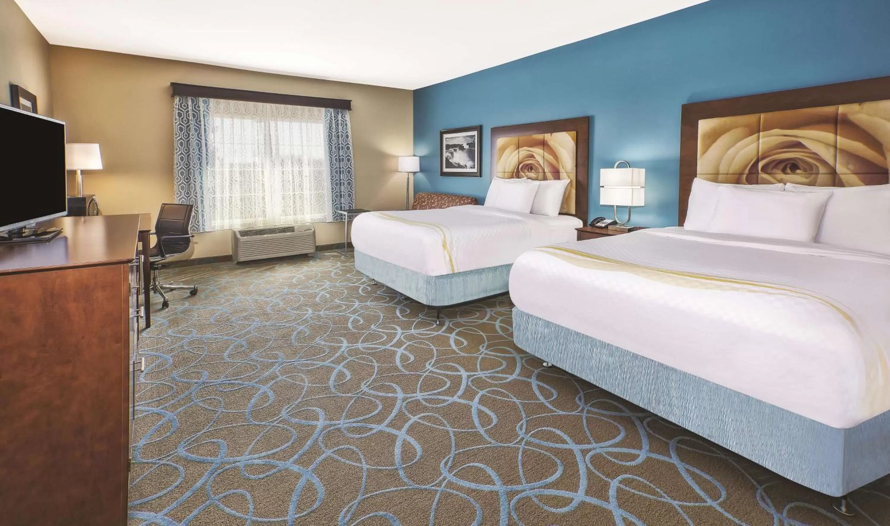 Queen Room with Two Queen Beds - Mobility Access/Non-Smoking in La Quinta by Wyndham Niagara Falls