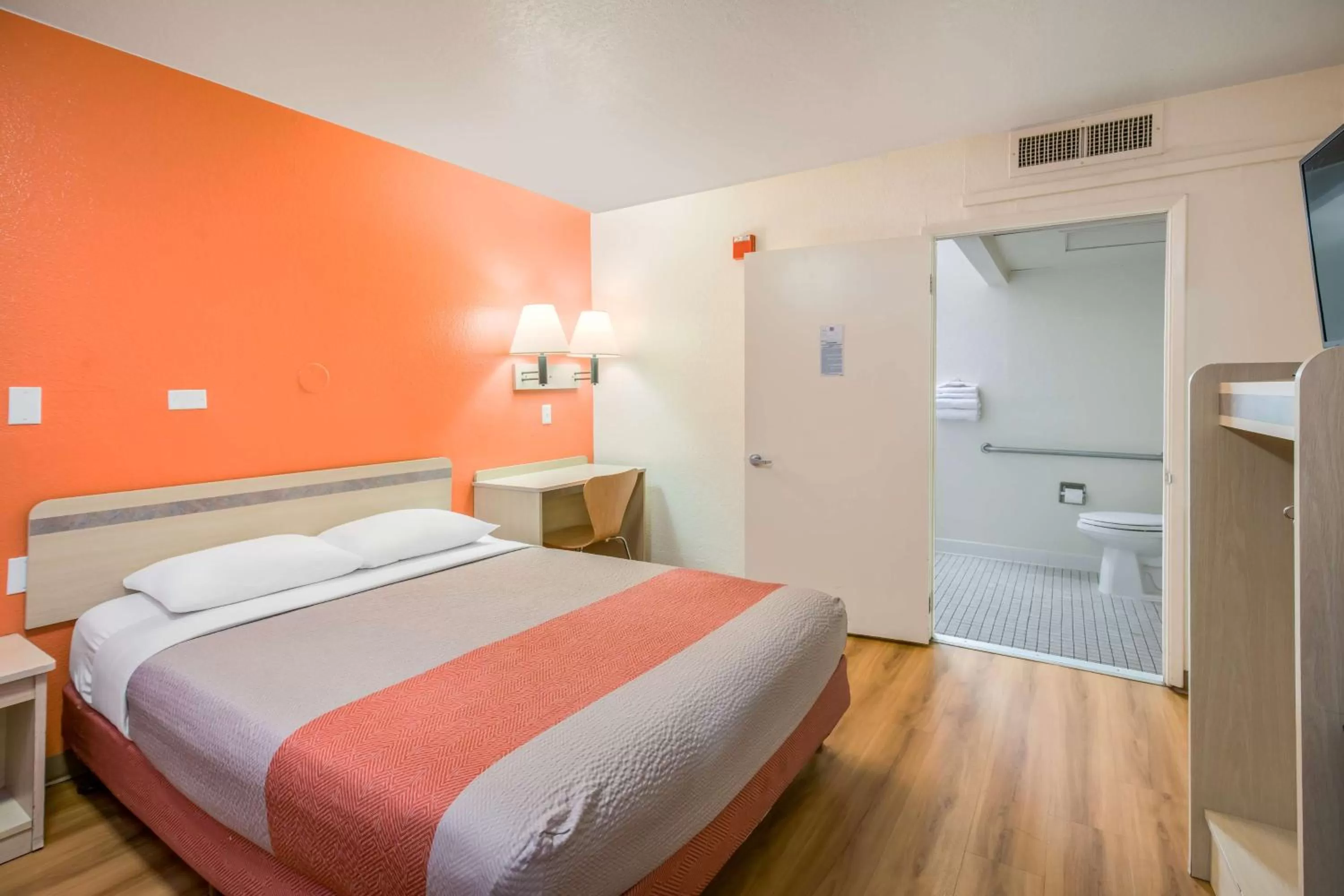 Queen Room - single occupancy - Disability Access - Roll in Shower in Motel 6 Williams, Ca