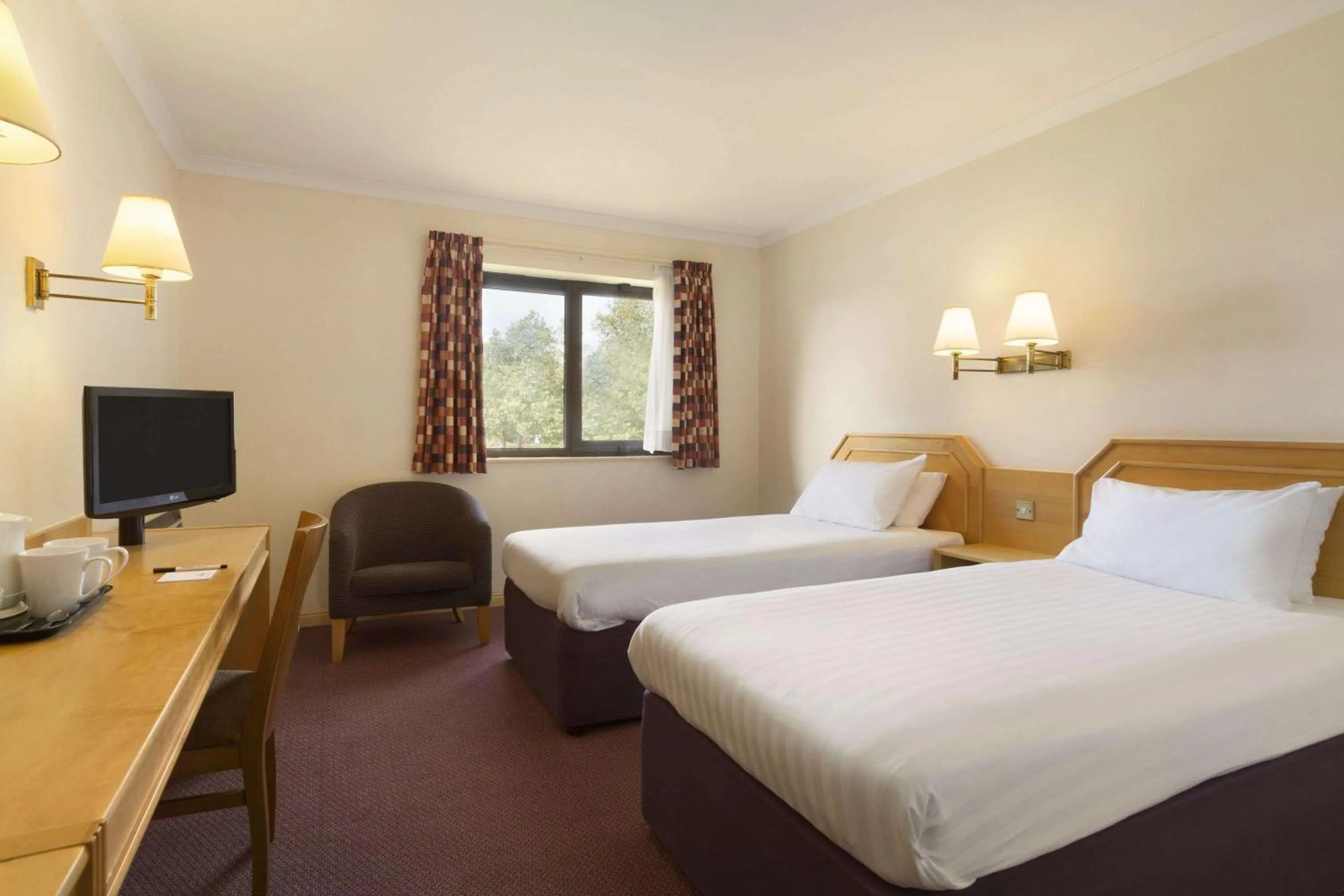 Twin Room in Days Inn Taunton