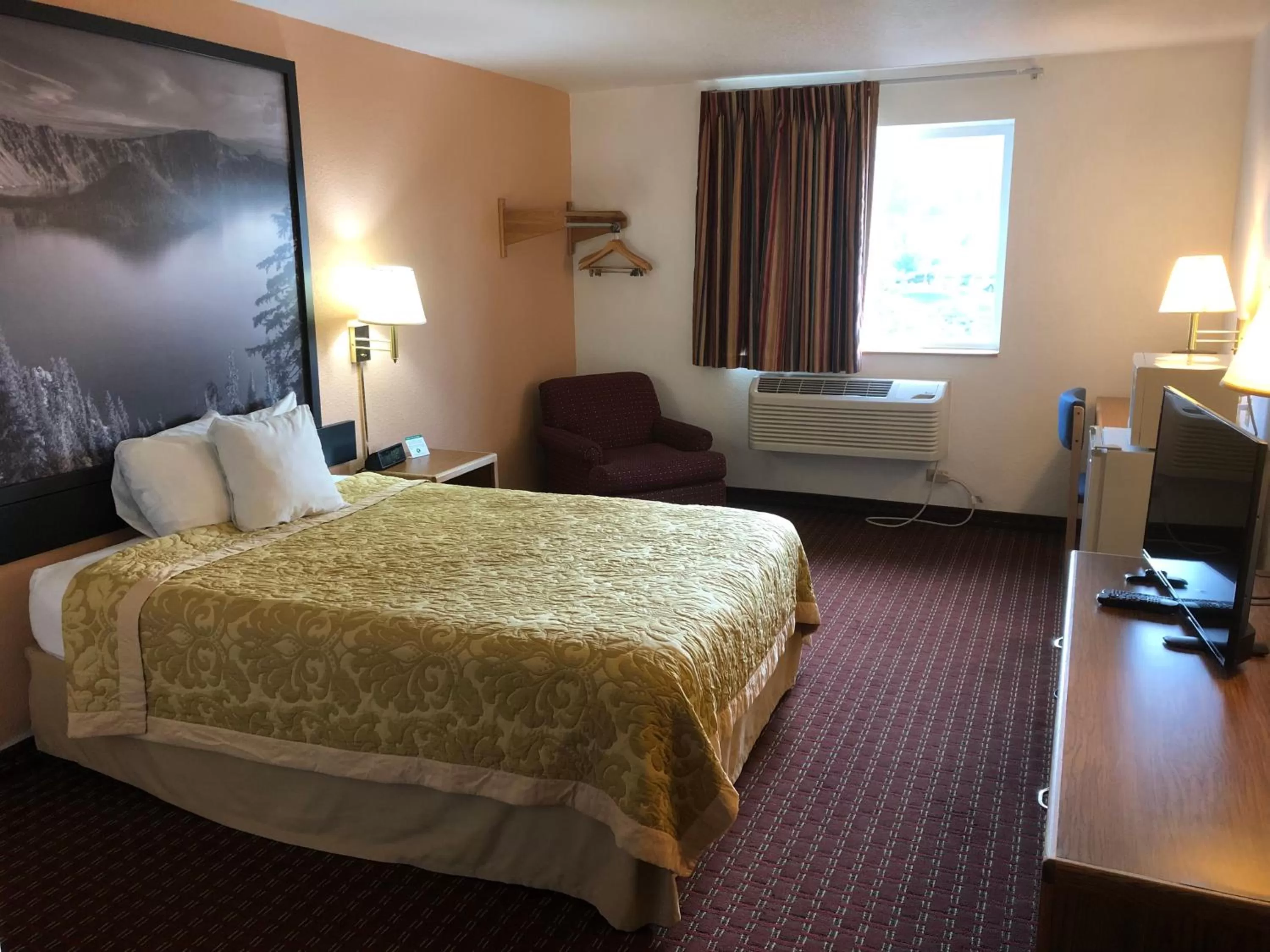 Queen Room - Mobility Access/Non-Smoking in Super 8 by Wyndham The Dalles OR
