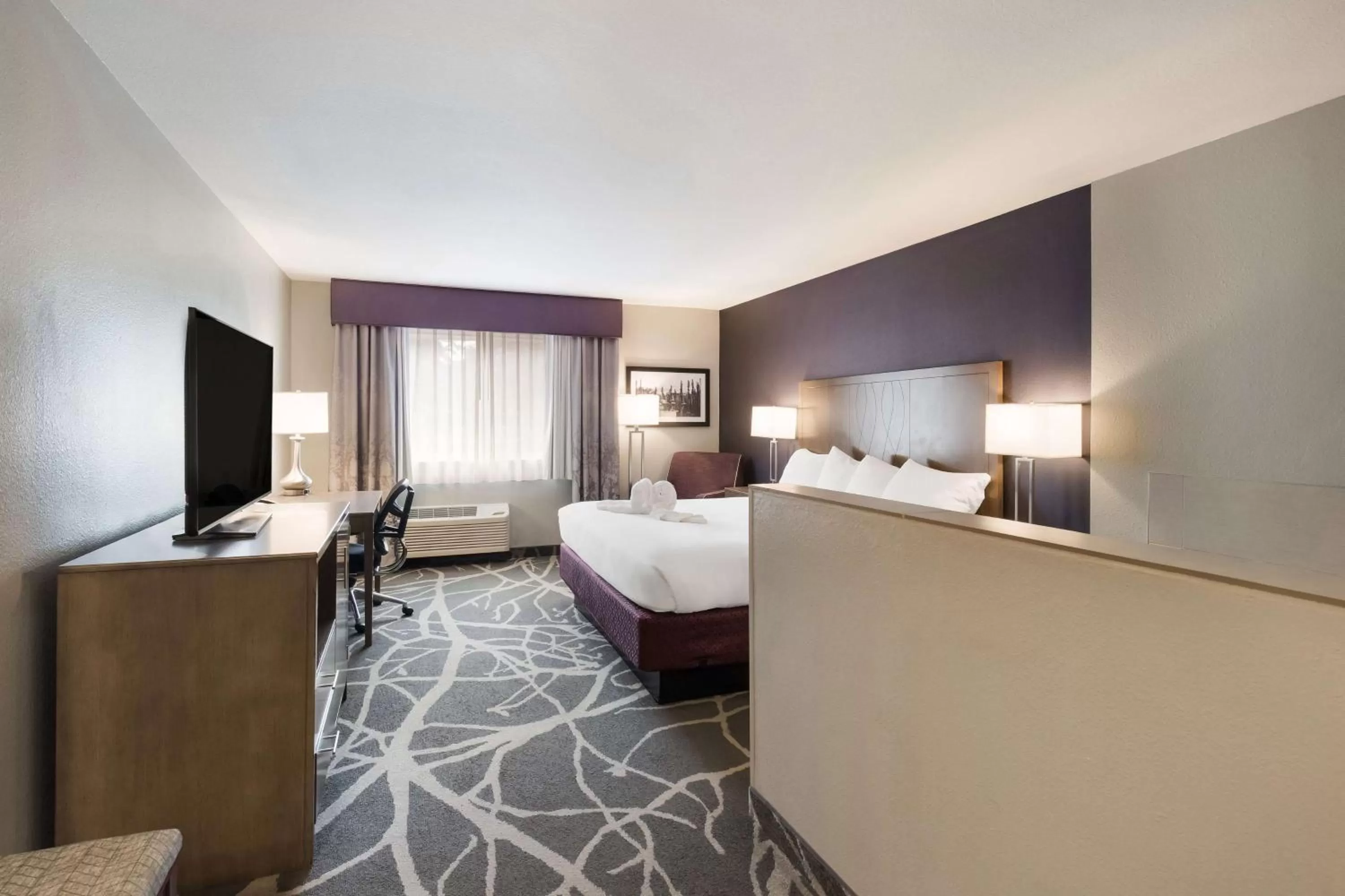 King Room with Whirlpool - Non-Smoking in Best Western McMinnville Inn