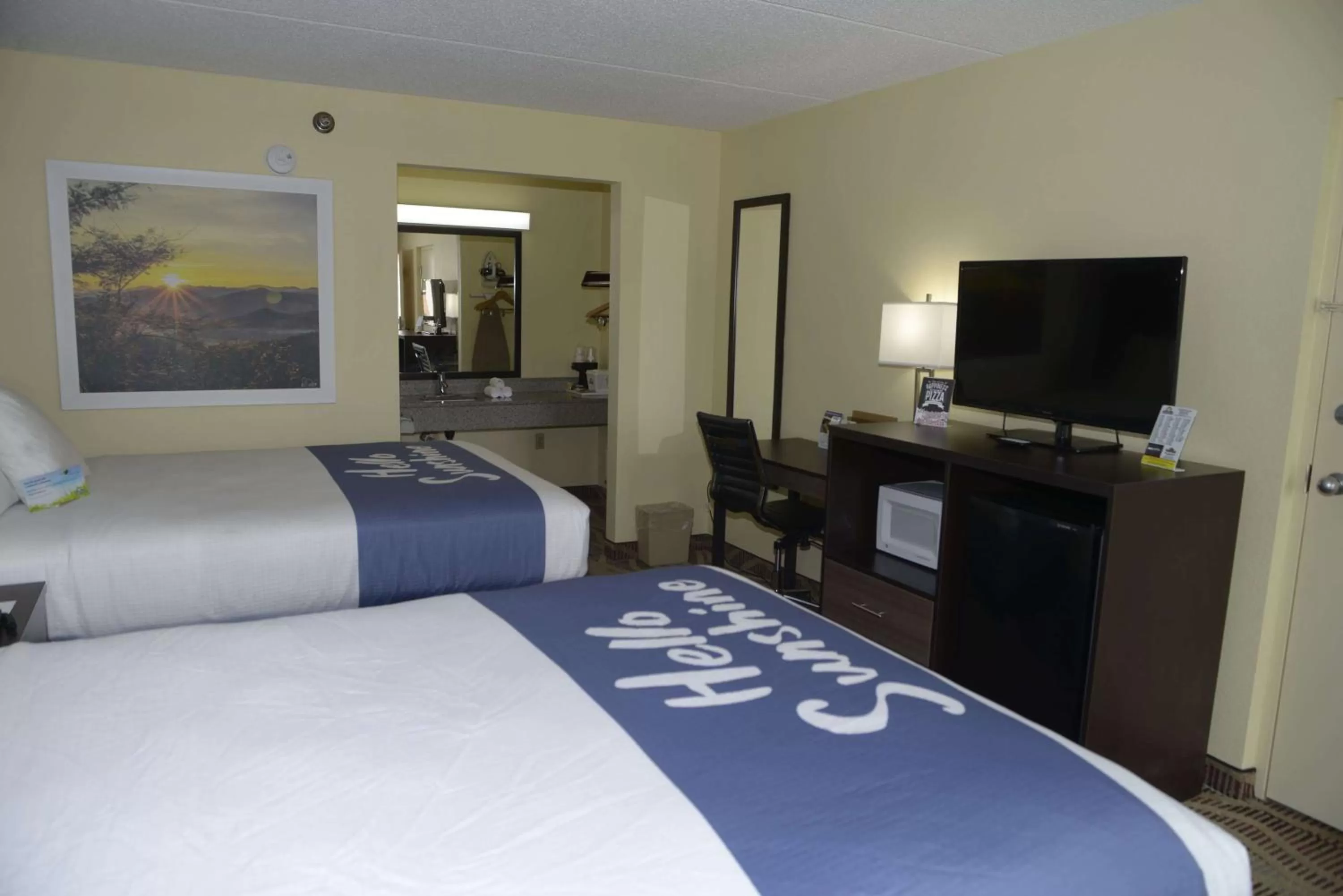 Queen Room with Two Queen Beds - Dog Friendly/Non-Smoking in Days Inn by Wyndham Kodak/Sevierville Intrstate SmokeyMntns