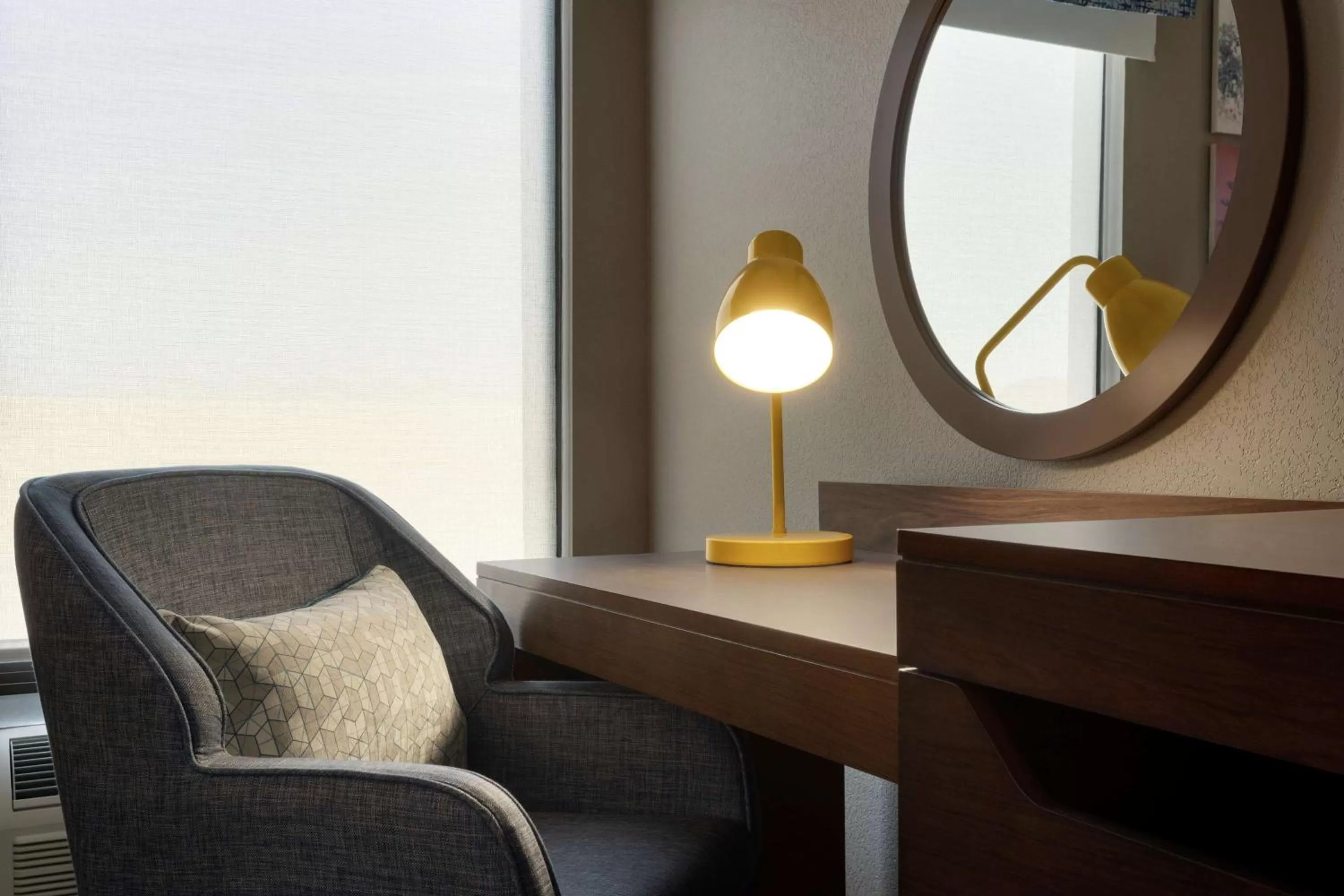 King Room with Roll-in Shower - Disability Access/Non-Smoking in Hampton Inn Phoenix-Chandler