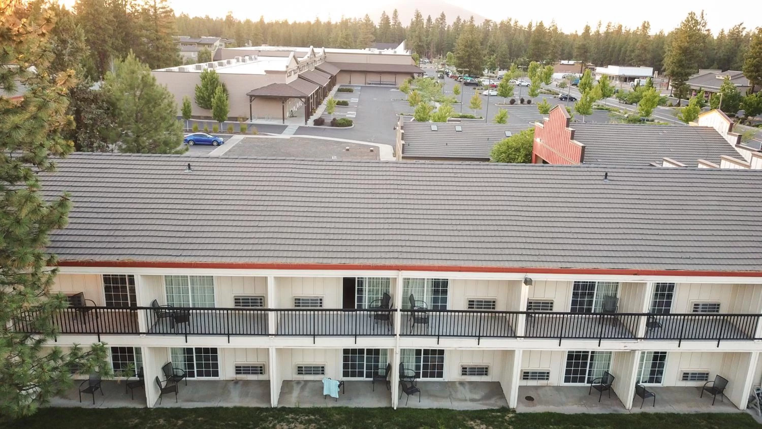 Queen Room - Disability Access - Non-Smoking NO PETS in Sisters Inn & Suites