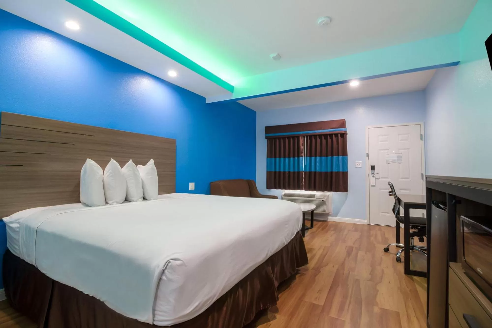  Handicap King Non Smoking in Americas Best Value Inn- Aldine Westfield