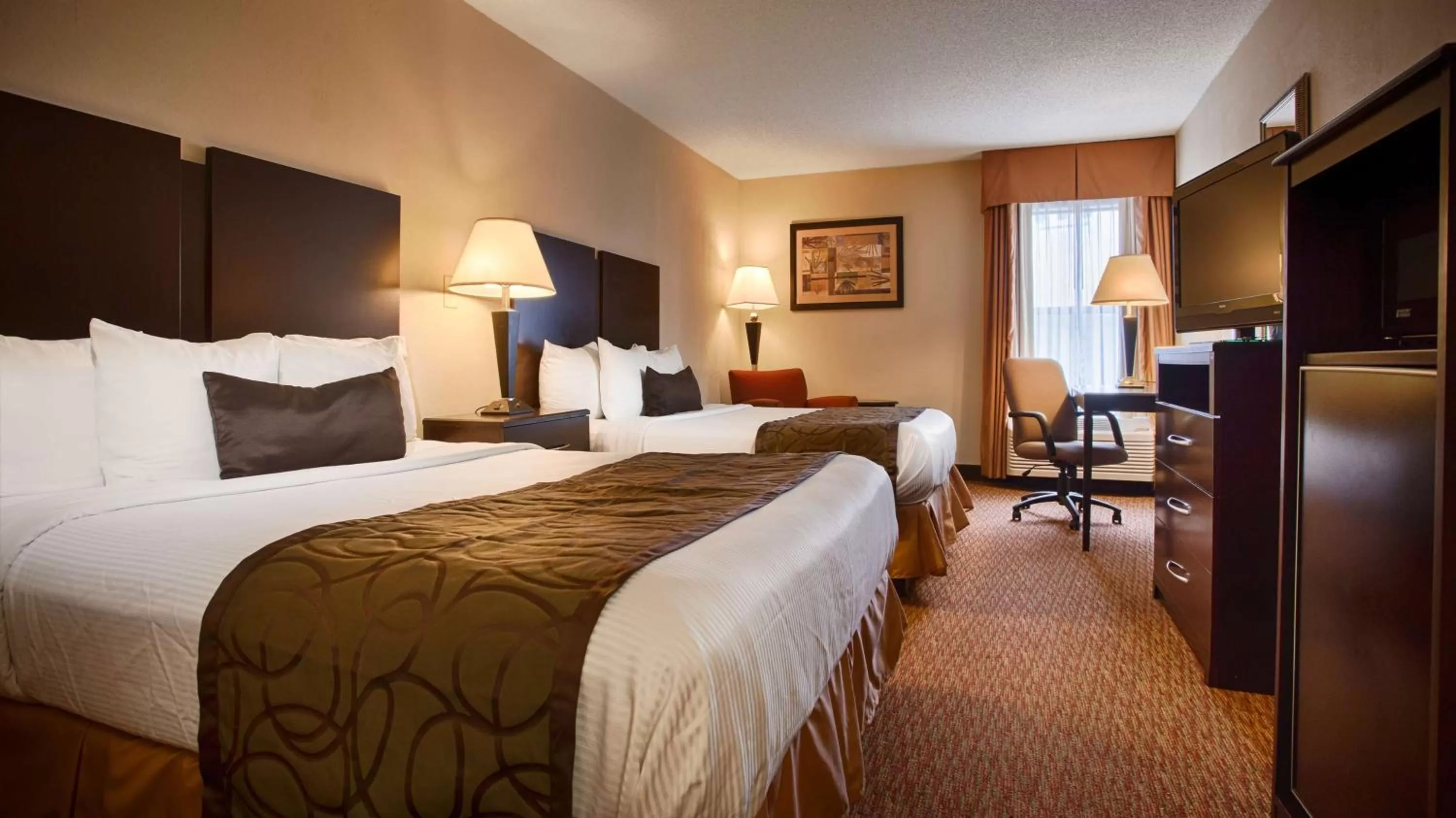 Two-Room Suite with One King Bed and One Queen Bed - Separate Building/Non-Smoking in Best Western Plus Edison Inn