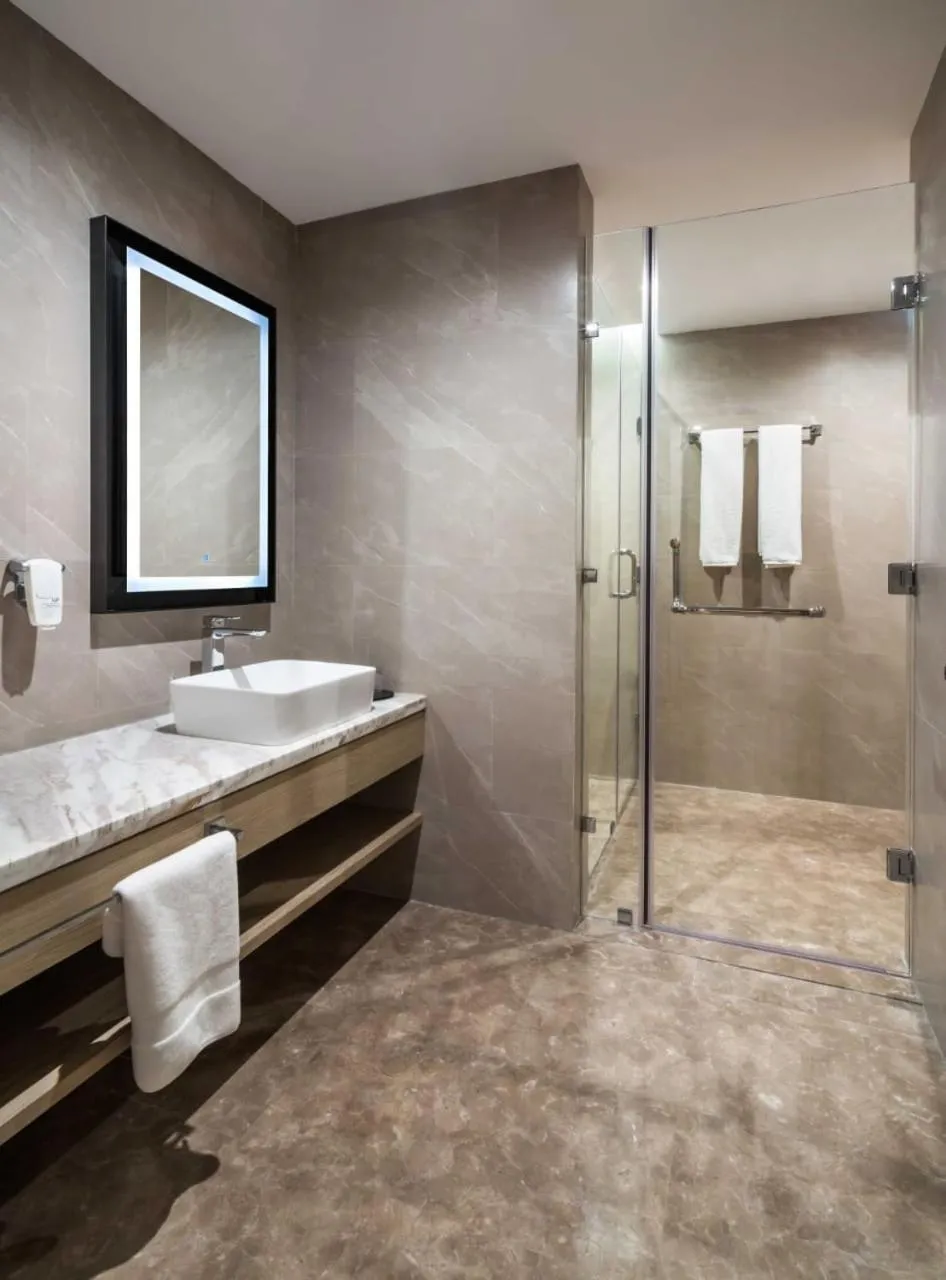 Deluxe King Room in Aber Al Takhassusi