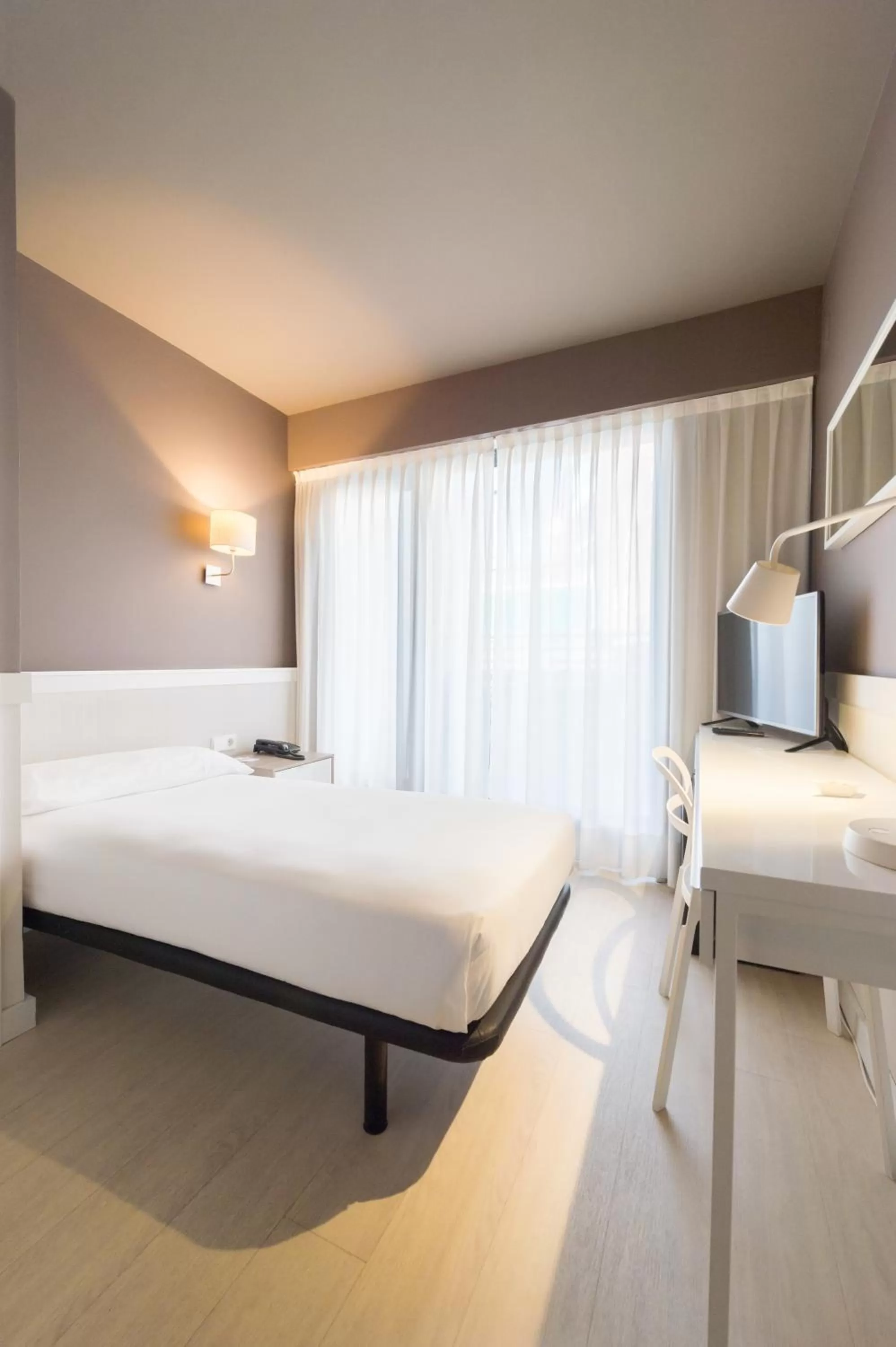 Basic Single Room in Paral·lel