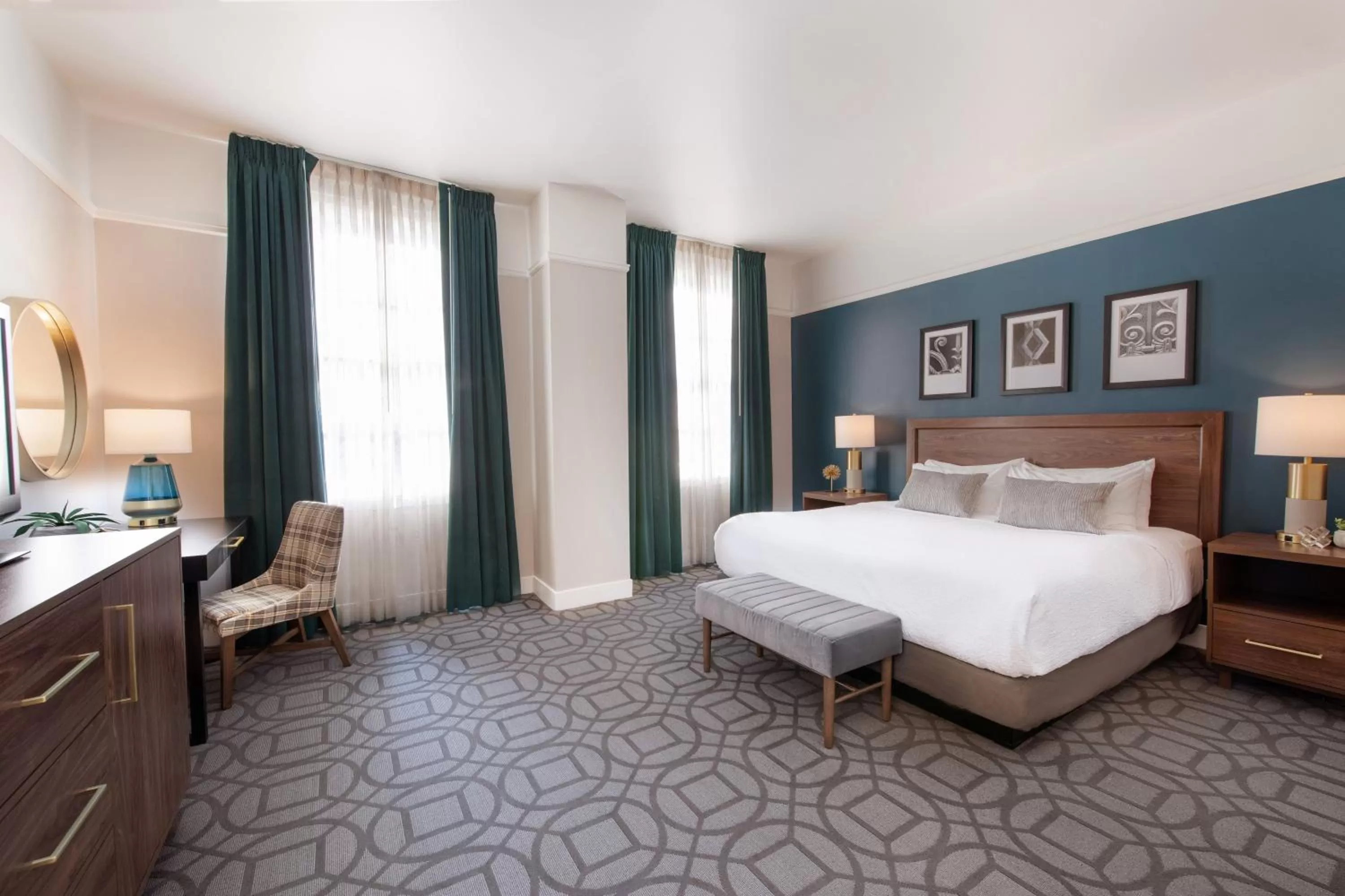 Deluxe King Room in Magnolia Hotel Omaha