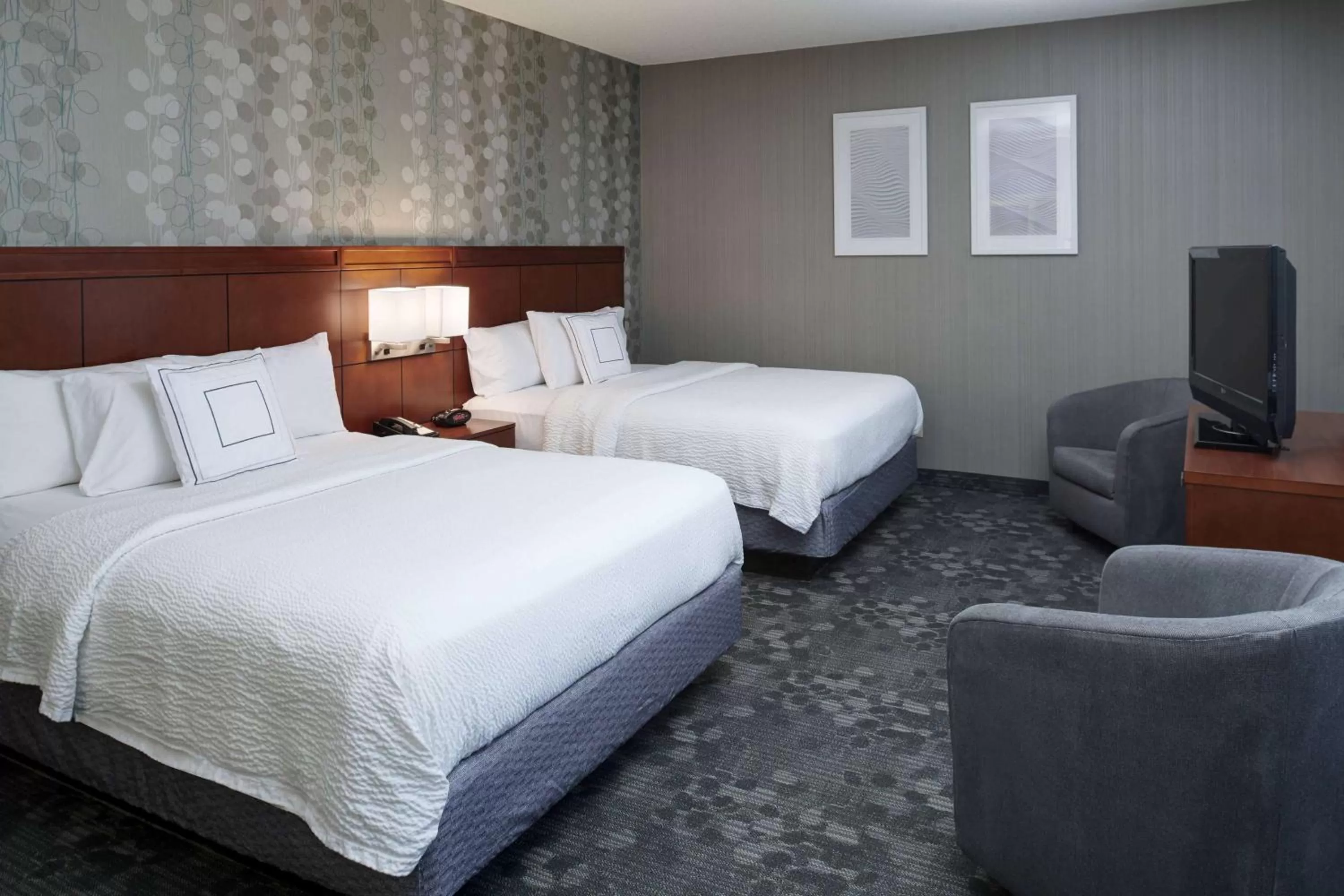 One Bedroom Suite Two Doubles in Sonesta Select Milwaukee Brookfield