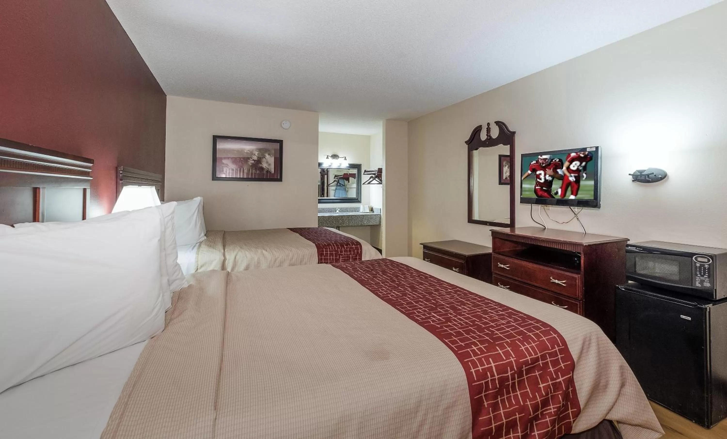 Deluxe Queen Room with Two Queen Beds - Smoking in Red Roof Inn Chipley