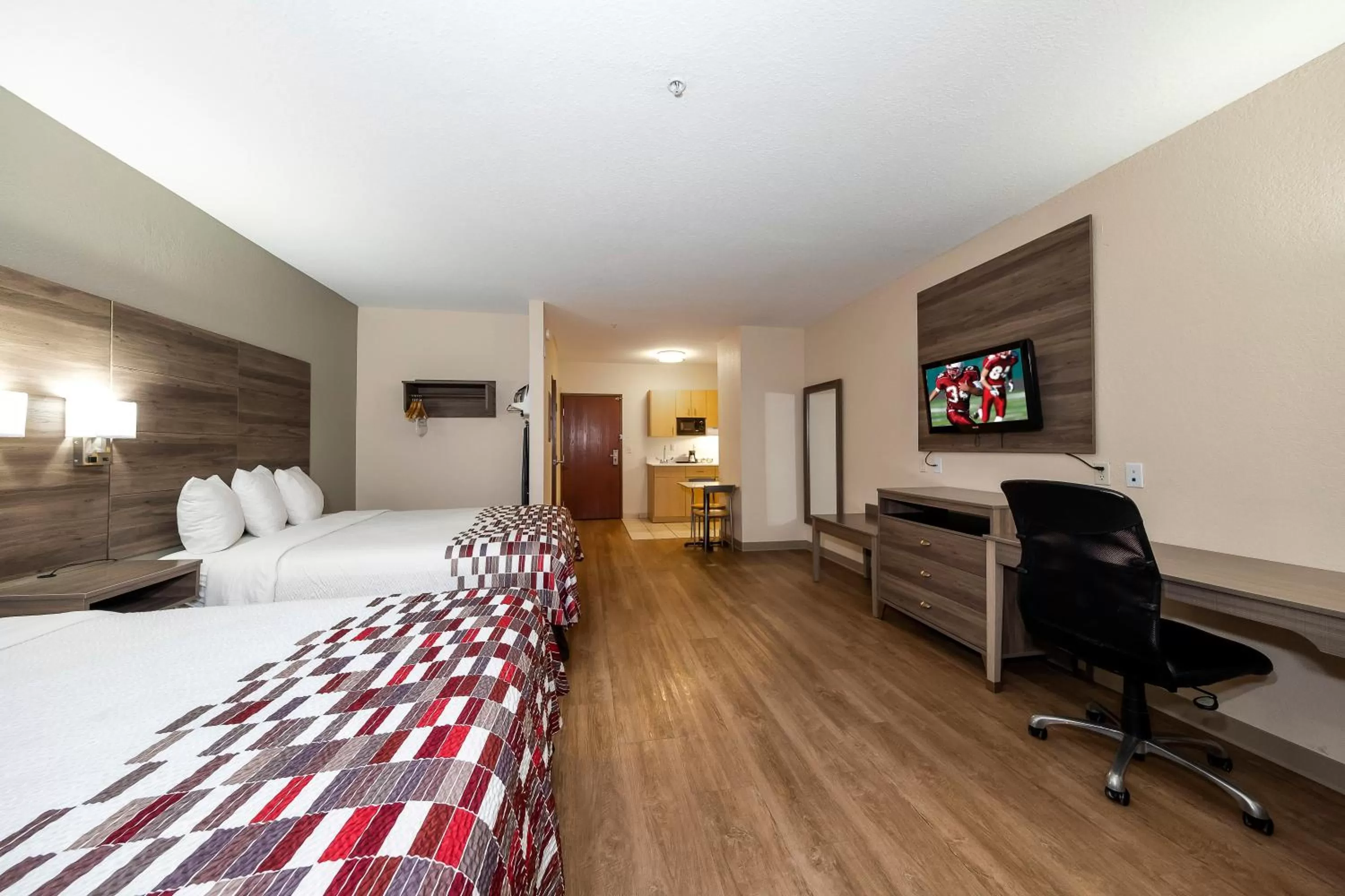 Bedroom, Bed in Red Roof Inn Panama City