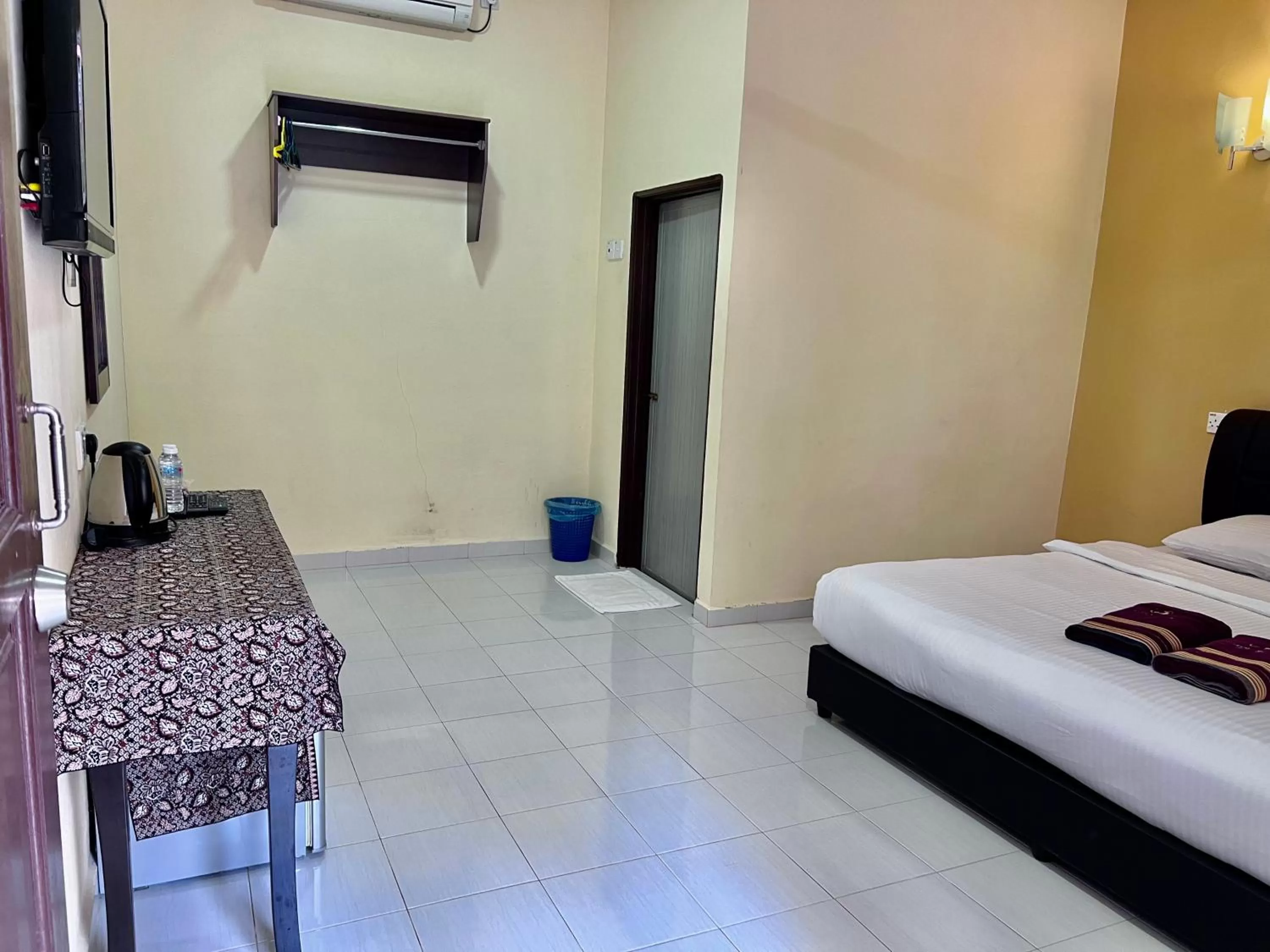 Standard Queen Room - single occupancy in Dhania Cenang Beach Motel