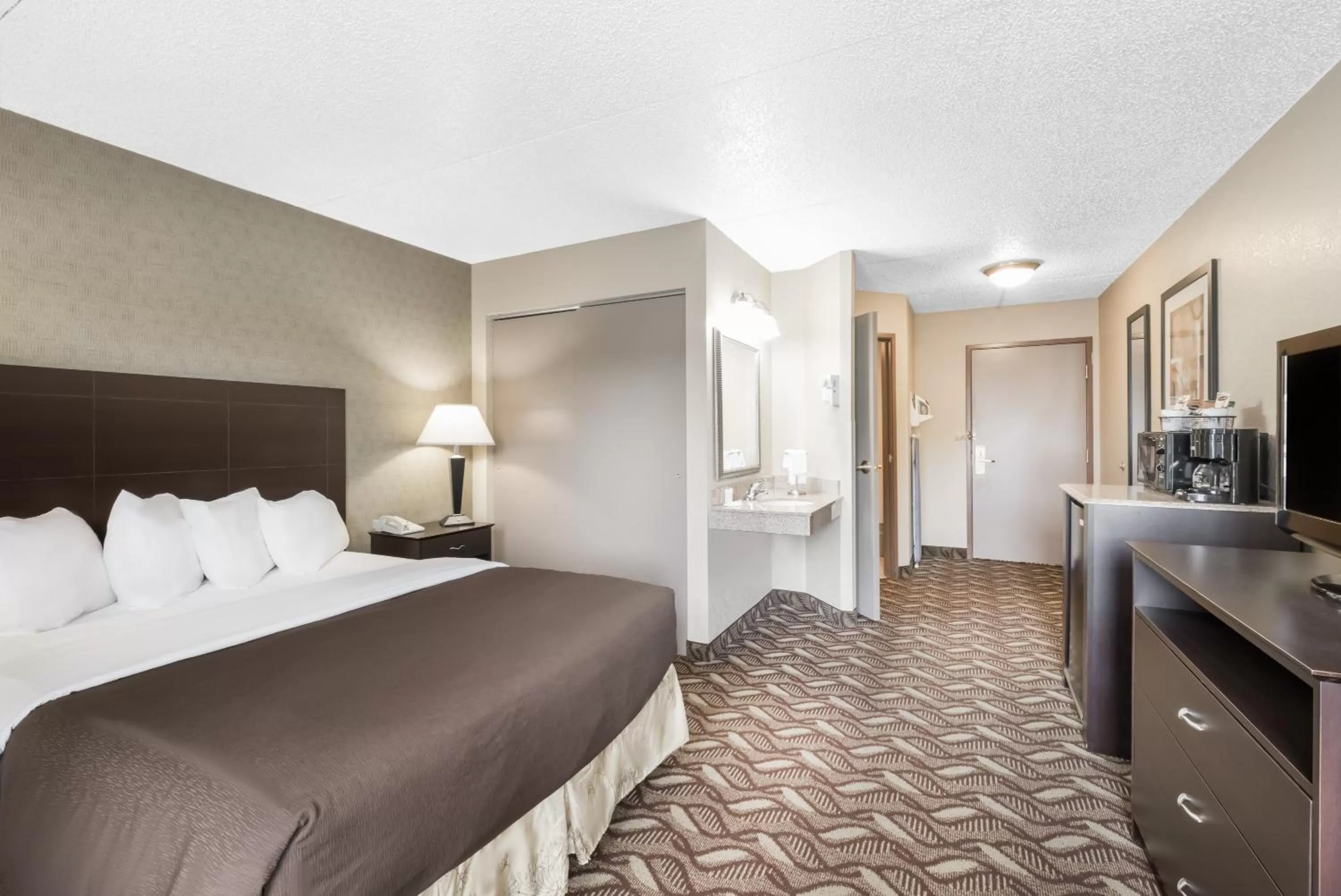 Queen Room with Bath Tub - Mobility Accessible/Non-Smoking in Days Inn by Wyndham Bismarck