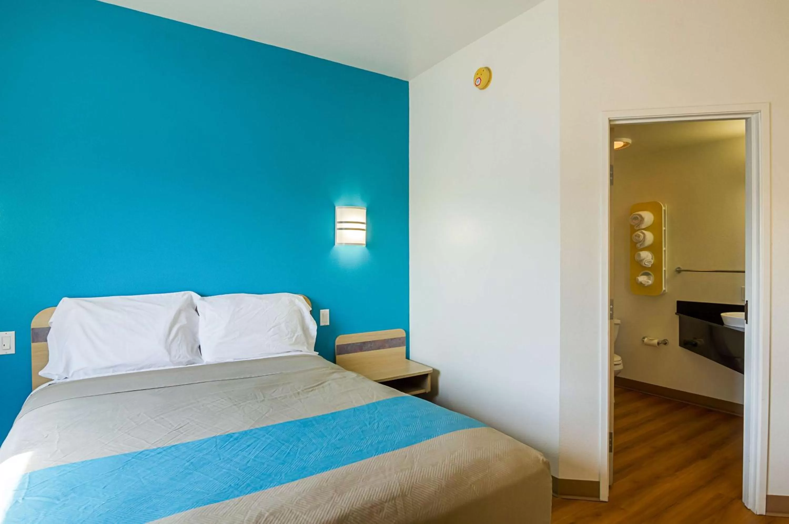 Queen Room - Non-Smoking in Motel 6-Wheatland, WY